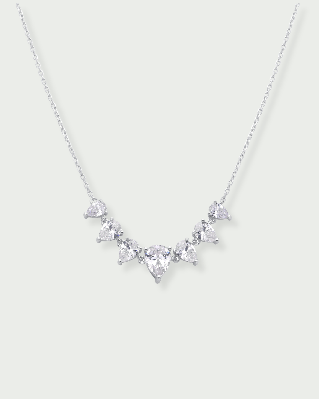 Collier « Éclats de Poire » en argent 925 rhodié, alternance de pierres blanches taille poire montées sur une chaîne fine, finition polie brillante.