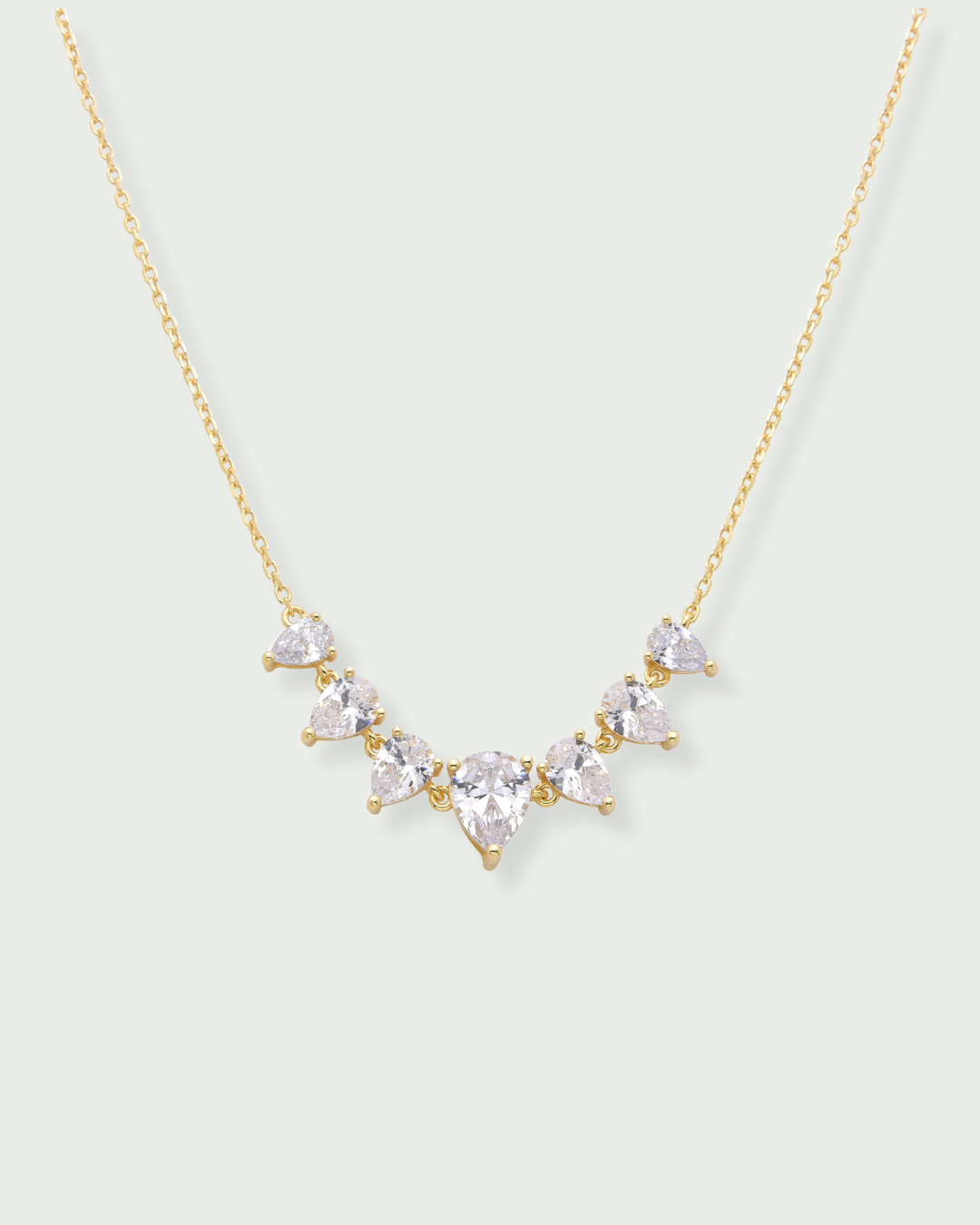 Collier « Éclats de Poire » en argent 925 doré à l'or jaune 18 carats, alternance de pierres blanches taille poire montées sur une chaîne fine, finition polie brillante.