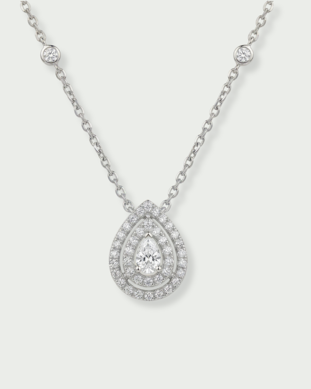 Collier en argent 925 rhodié, orné d’un pendentif double poire pavé de zircons blancs avec pierre centrale taille poire - porté