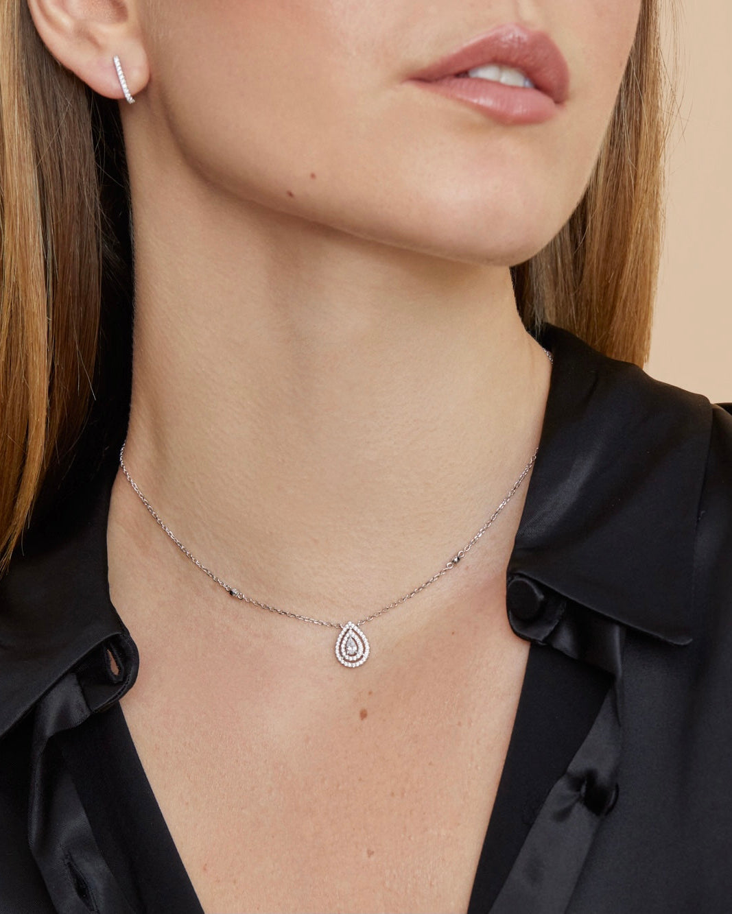 Collier en argent 925 rhodié, orné d’un pendentif double poire pavé de zircons blancs avec pierre centrale taille poire ) porté