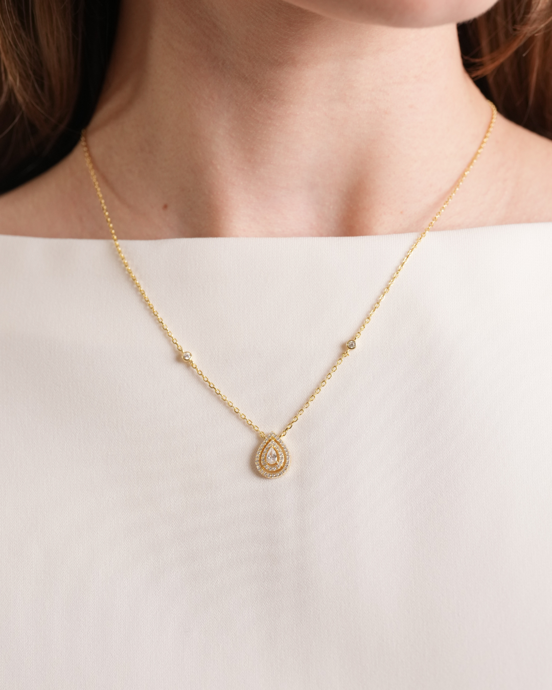Collier poire pavée – Argent 925 rhodié & Zirconium porté