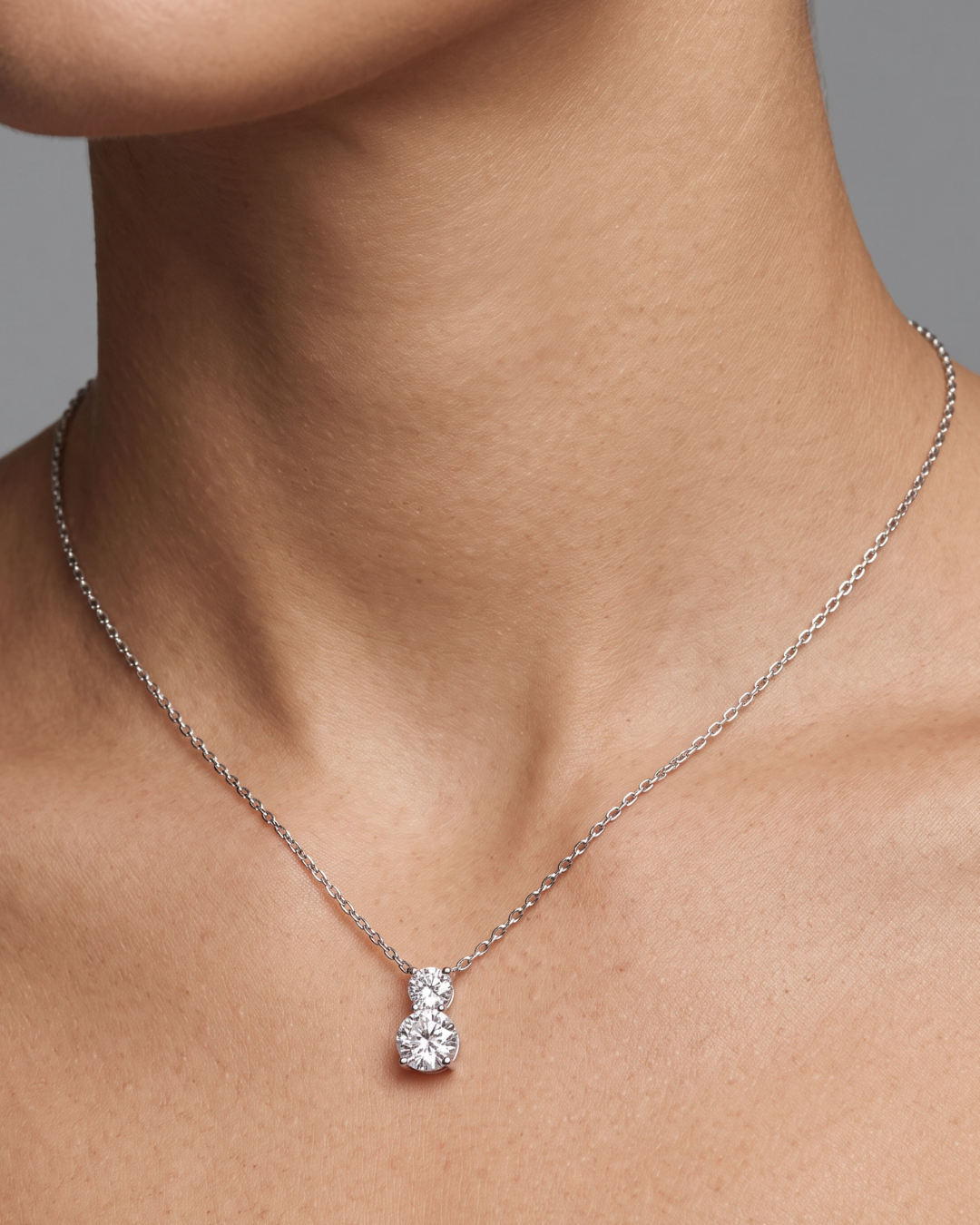 Collier « Chaîne Intemporel XL » en argent 925 rhodié, chaîne élégante agrémentée de deux zirconiums brillants en griffe, finition polie brillante.