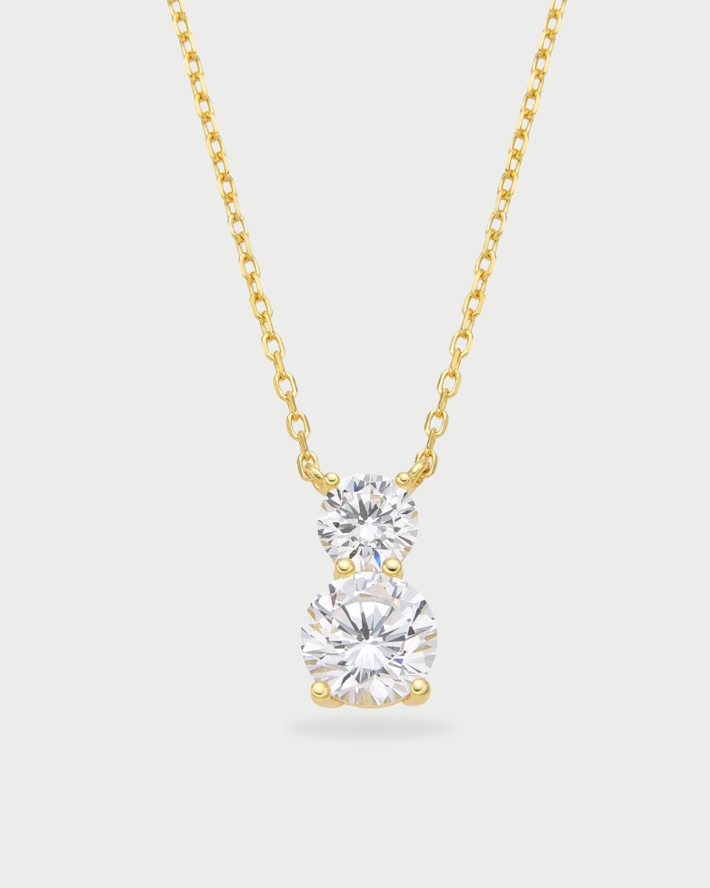 Collier « Double Rond Intemporel XL » en argent 925 doré à l’or jaune 18 carats, double pendentif aux formes rondes élégantes agrémenté de deux zirconiums brillants montés sur griffe, finition polie brillante.
