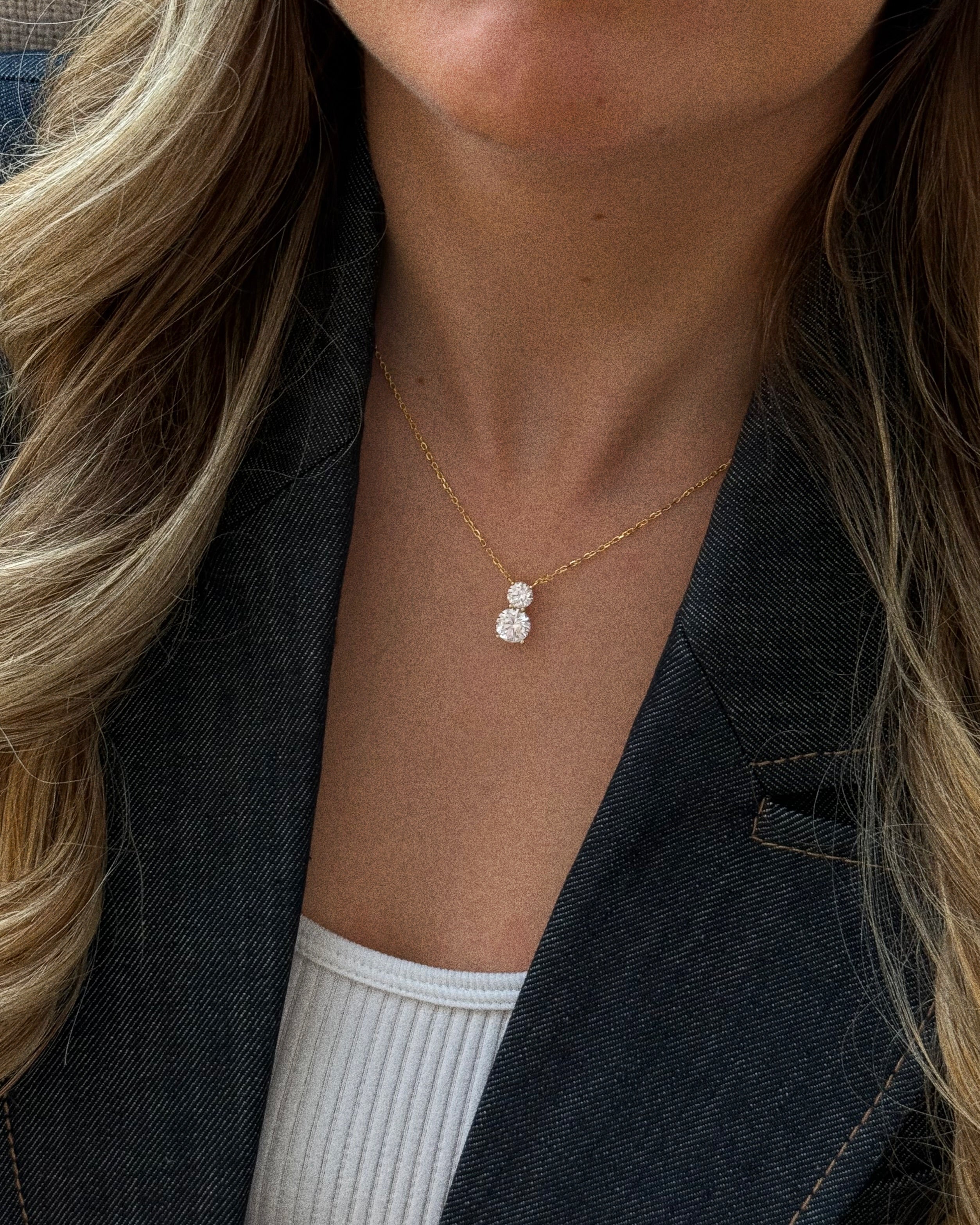 Collier « Double Rond Intemporel XL » en argent 925 doré à l’or jaune 18 carats, double pendentif aux formes rondes élégantes agrémenté de deux zirconiums brillants montés sur griffe, finition polie brillante.