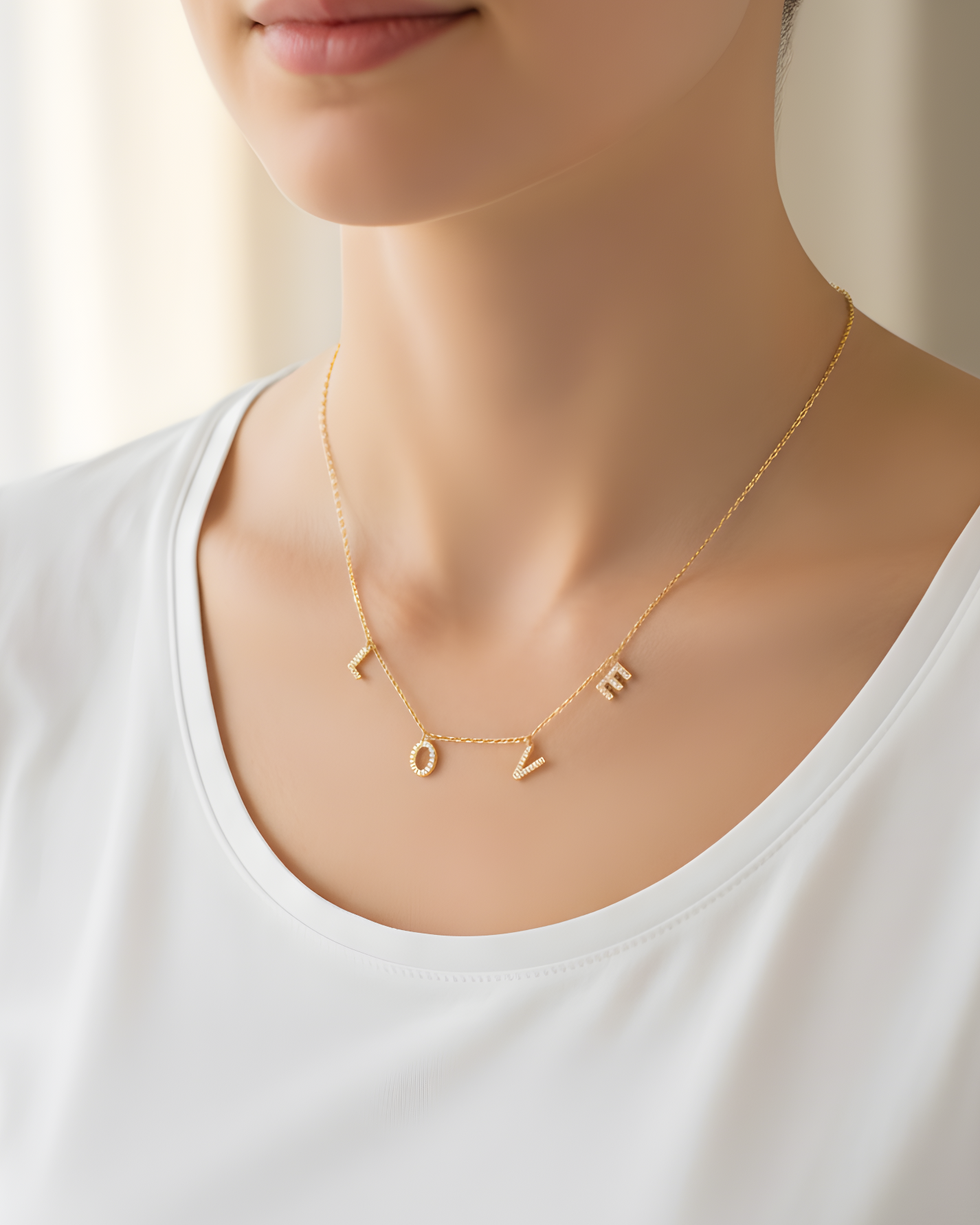 Collier « Love » en argent 925 doré à l’or fin 18 carats, pendentif composé de lettres serties de zirconiums formant le mot LOVE, suspendu à une chaîne fine, finition polie brillante.