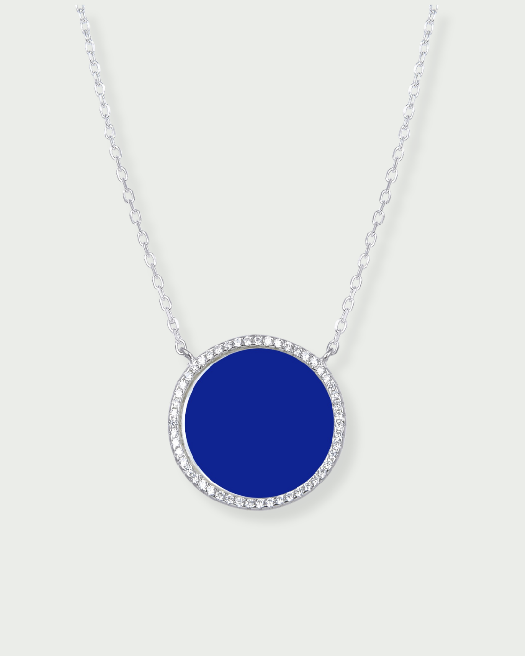 Collier en argent 925 rhodié, orné d’une grosse médaille ronde sertie d’une pierre lapis-lazuli, finition polie brillante.