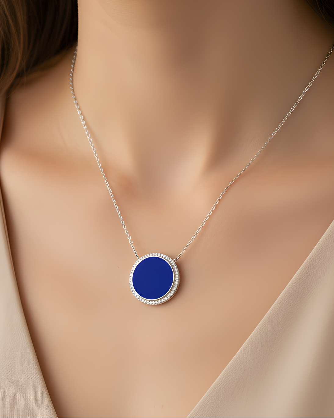 Collier en argent 925 rhodié, orné d’une grosse médaille ronde sertie d’une pierre lapis-lazuli, finition polie brillante.