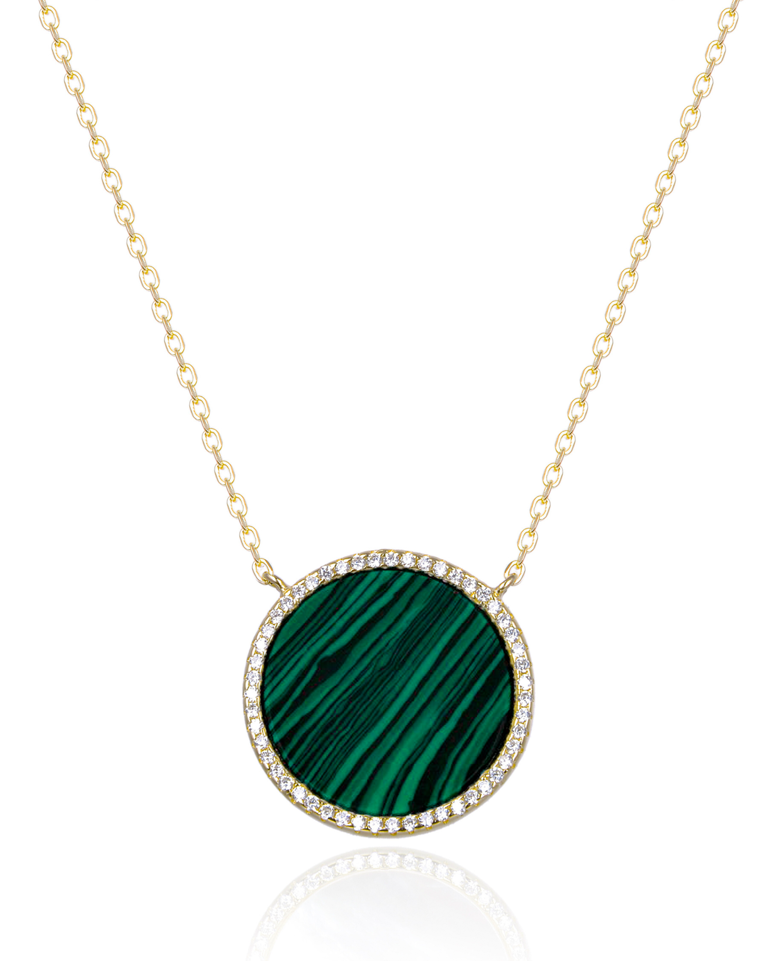 Collier en argent 925 doré à l'or jaune 18 carats, orné d’une grosse médaille ronde sertie d’une pierre malachite, finition polie brillante.