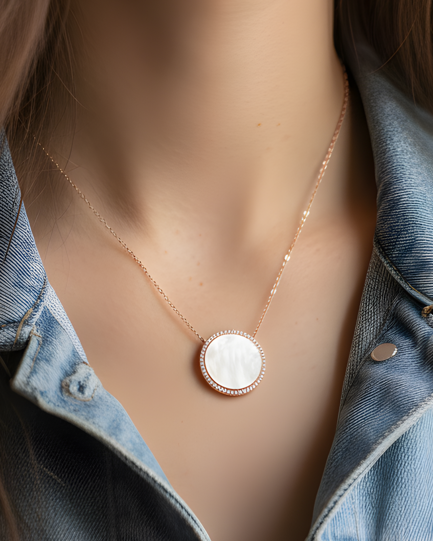 Mother-of-pearl medallion necklace - PINK