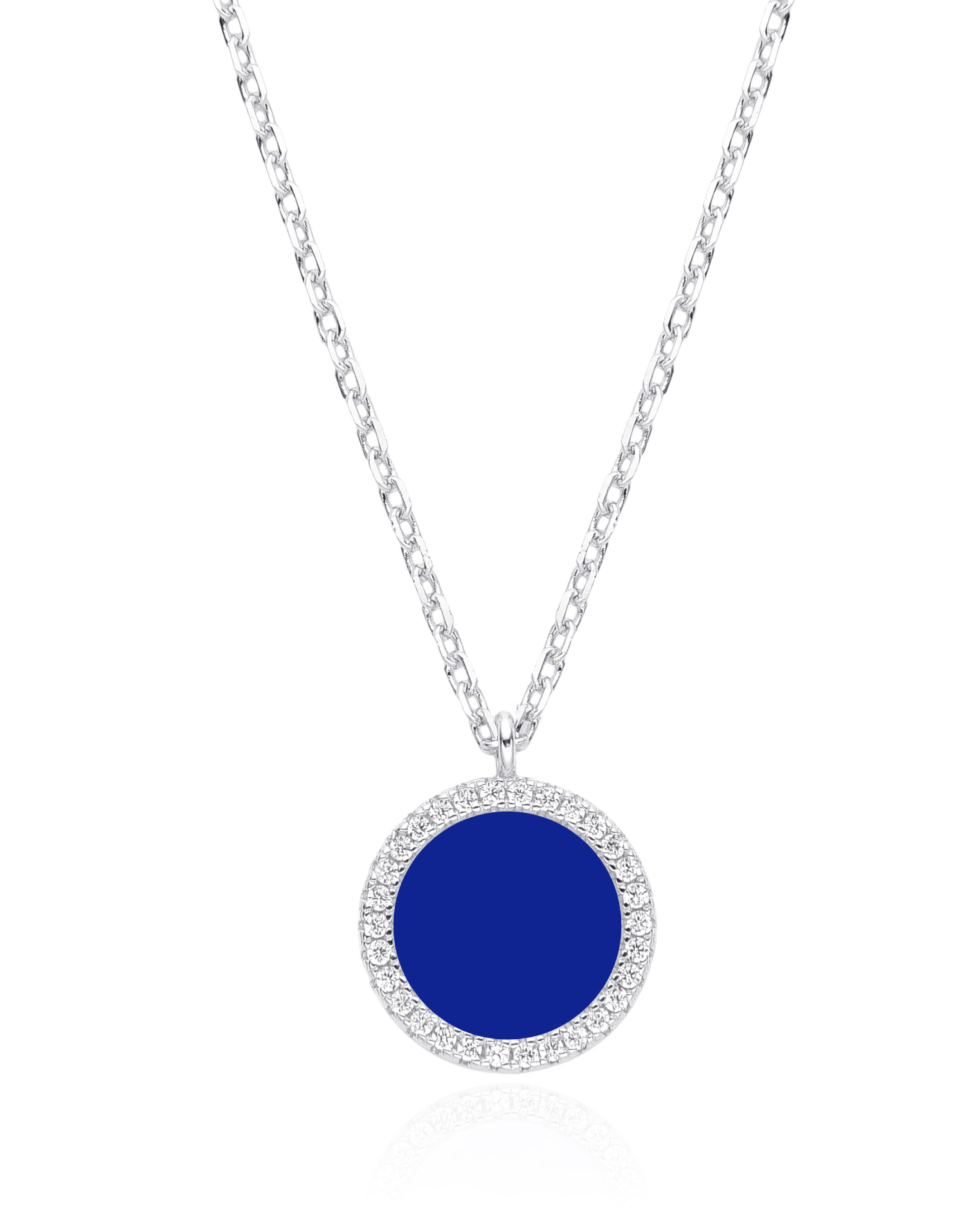 Collier en argent 925 rhodié, orné d’une petite médaille ronde sertie d’une pierre lapis-lazuli, finition polie brillante.