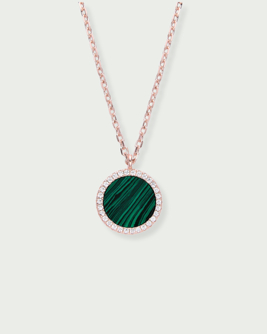 Collier en argent 925 doré à l'or jaune 18 carats, orné d’une petite médaille ronde sertie d’une pierre malachite, finition polie brillante.