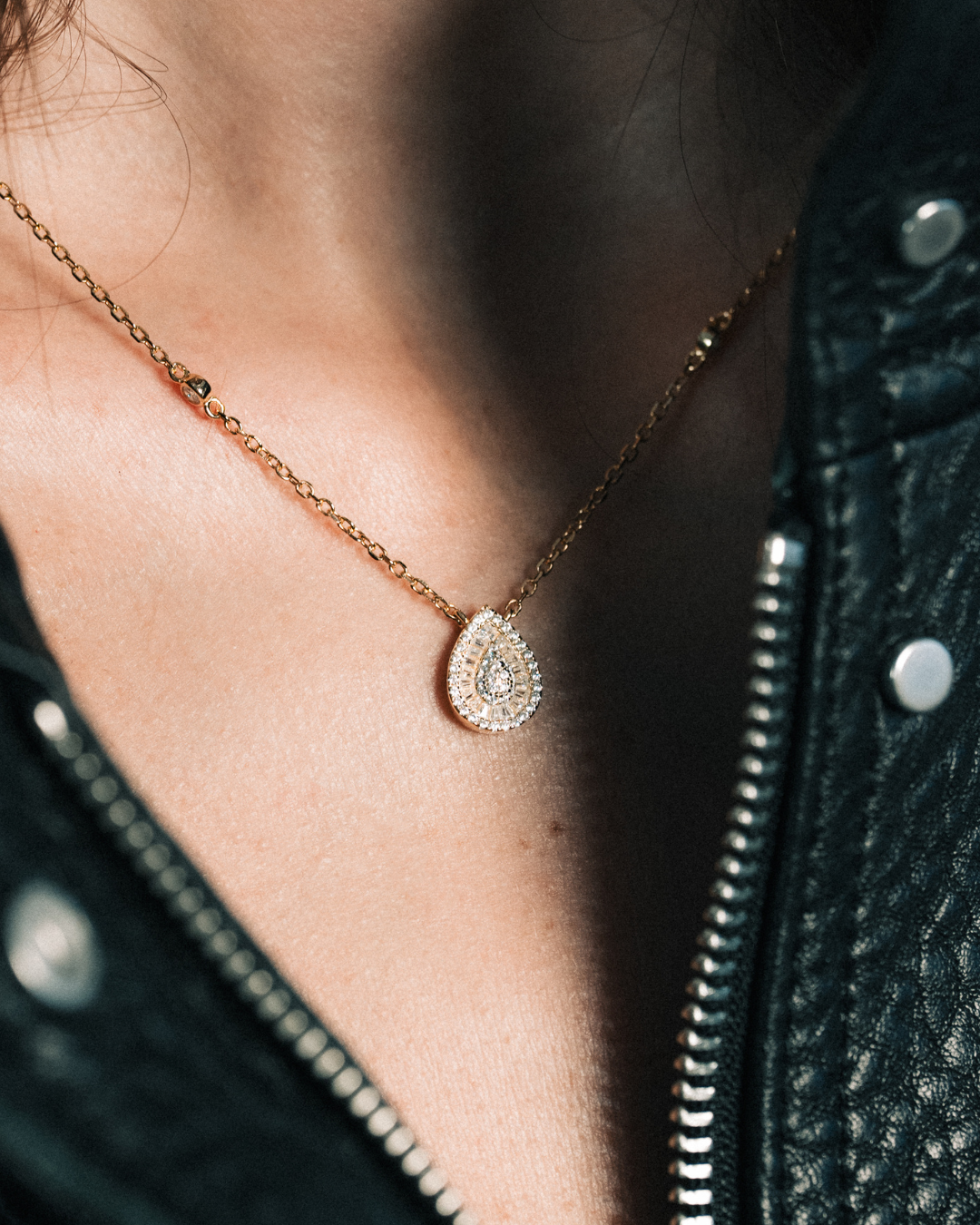 Collier argent 925 doré à l'or rose 18 Carats avec pendentif poire pavé zirconium taille baguette.