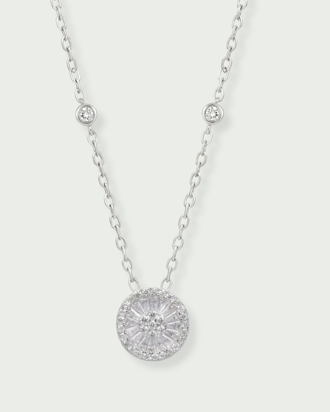 Collier argent 925 rhodié avec pendentif rond pavé zirconium baguettes.