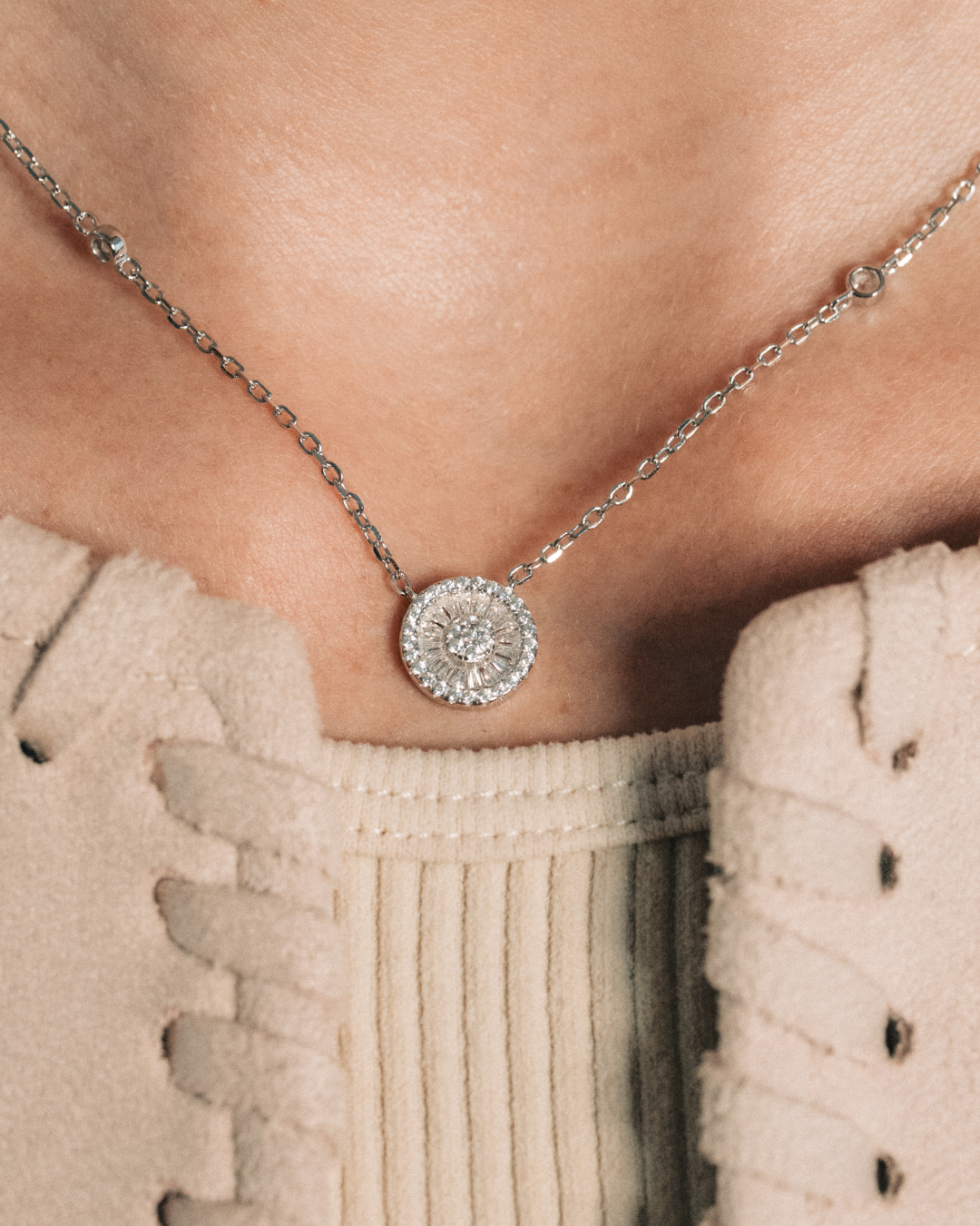 Collier argent 925 doré à l’or rose 18 carats avec pendentif rond pavé zirconium baguettes.