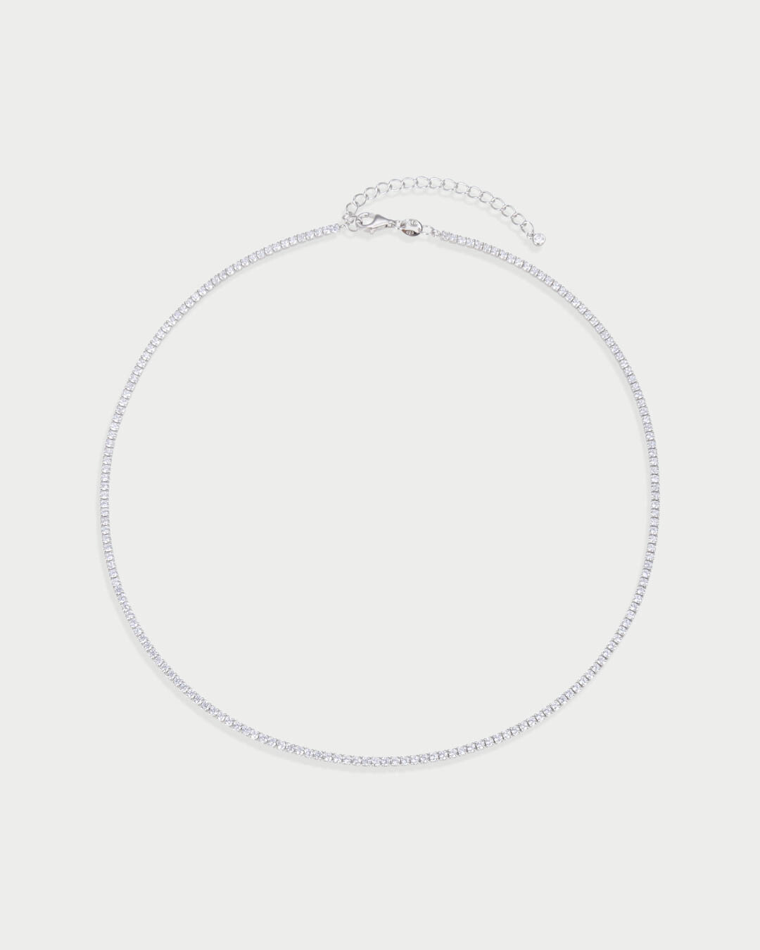 Collier Tennis Intemporel â Blanc en argent 925 rhodiĂ©, ligne de pierres finement serties, finition polie brillante rĂ©sistante Ă lâoxydation, fermoir sĂ©curisĂ©, Ă©clat pur et intemporel.