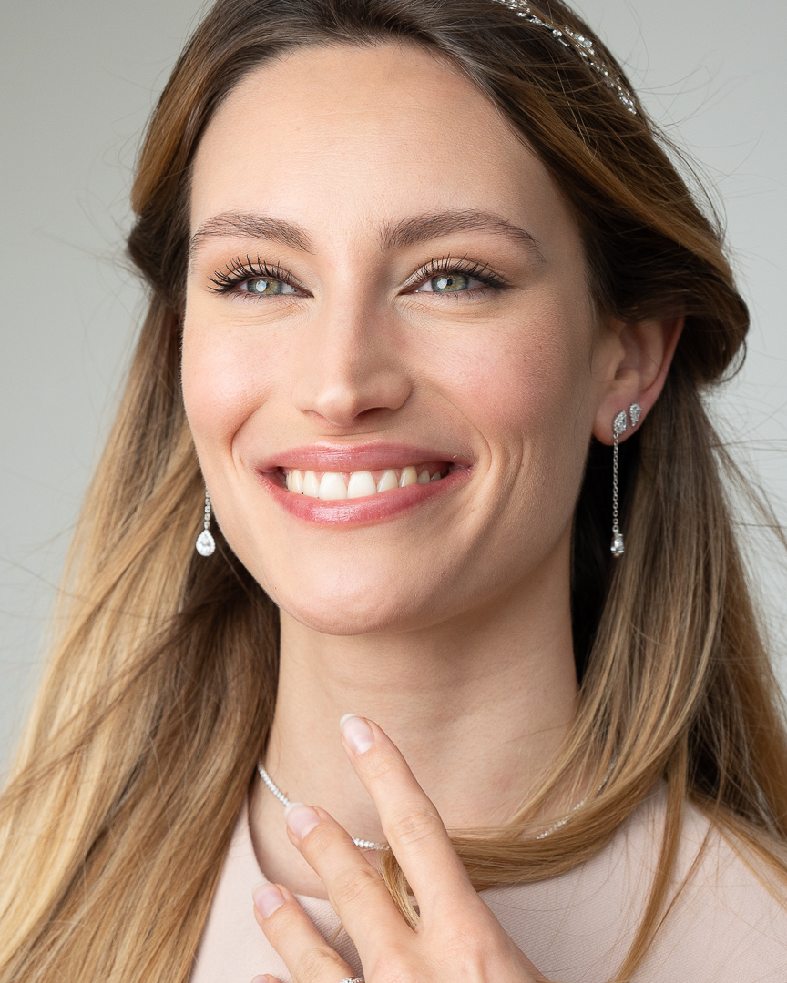 Collier Tennis Intemporel – Rose en argent 925 doré à l’or rose 18 carats, ligne continue de pierres délicatement serties pour un éclat homogène et raffiné, finition lumineuse résistante à l’oxydation, fermoir sécurisé, imaginé pour illuminer le décolleté.