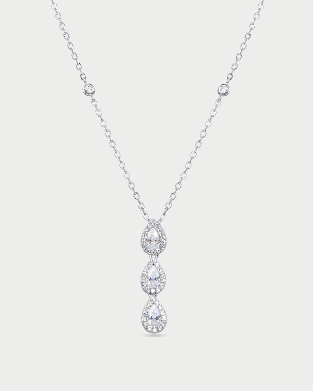 Collier « 3 Poires Sweet Pear » en argent 925 rhodié, orné de trois pendentifs en zirconium taille poire, chaîne fine avec réglage
