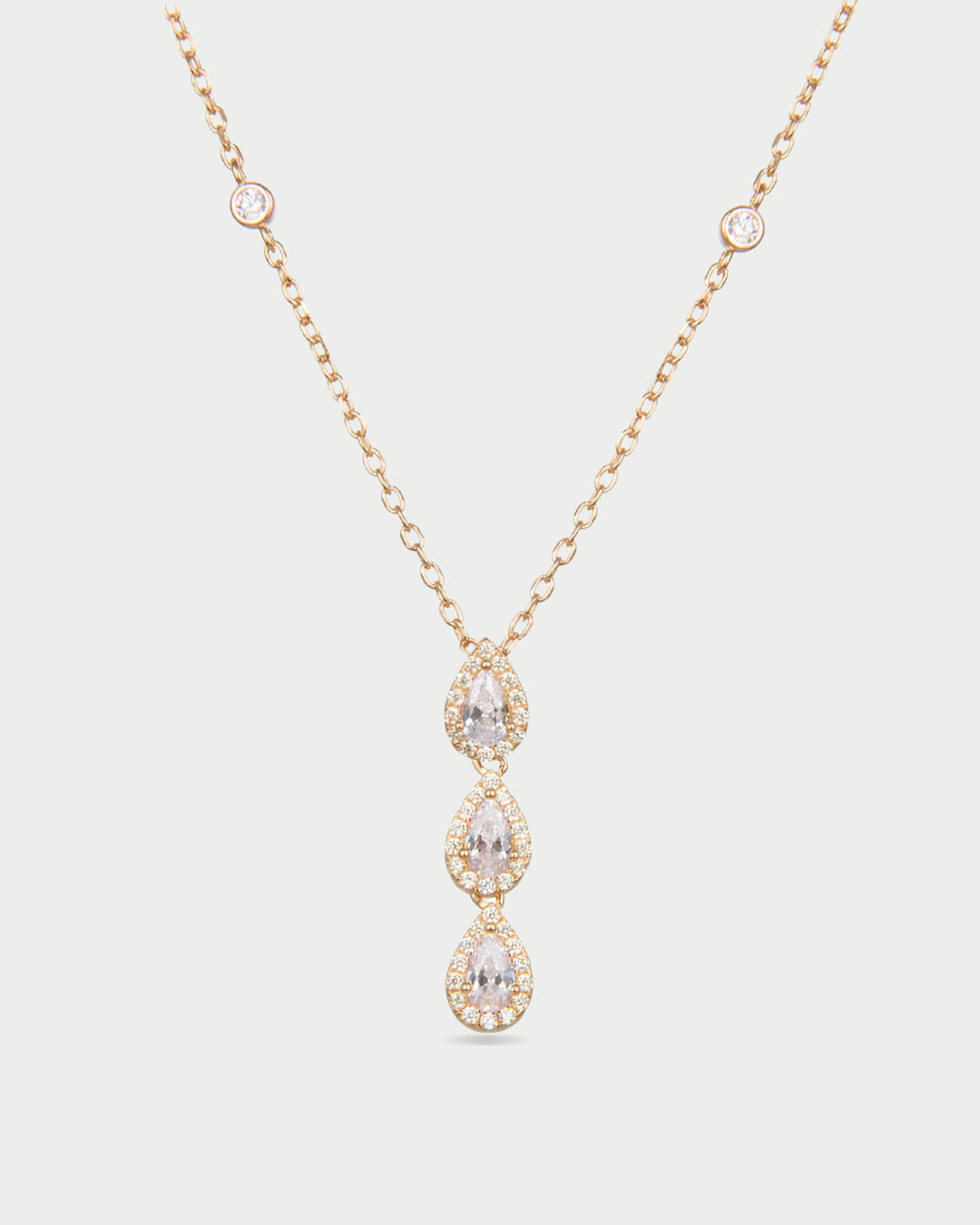 Collier « 3 Poires Sweet Pear » en argent 925 doré à l’or fin, orné de trois pierres en zirconium taille poire, chaîne de 38 cm (+ 8 cm réglable), finition polie brillante.