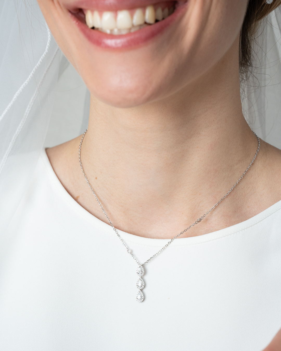 Collier Trois Poires Pavées en argent 925 millièmes doré à l’or rose 18 carats, composé de trois motifs taille poire en zirconium blanc, délicatement pavés et suspendus en cascade. Chaîne fine et élégante, longueur 38 + 5 cm ajustable, motif central de 25 mm, finition polie brillante.
