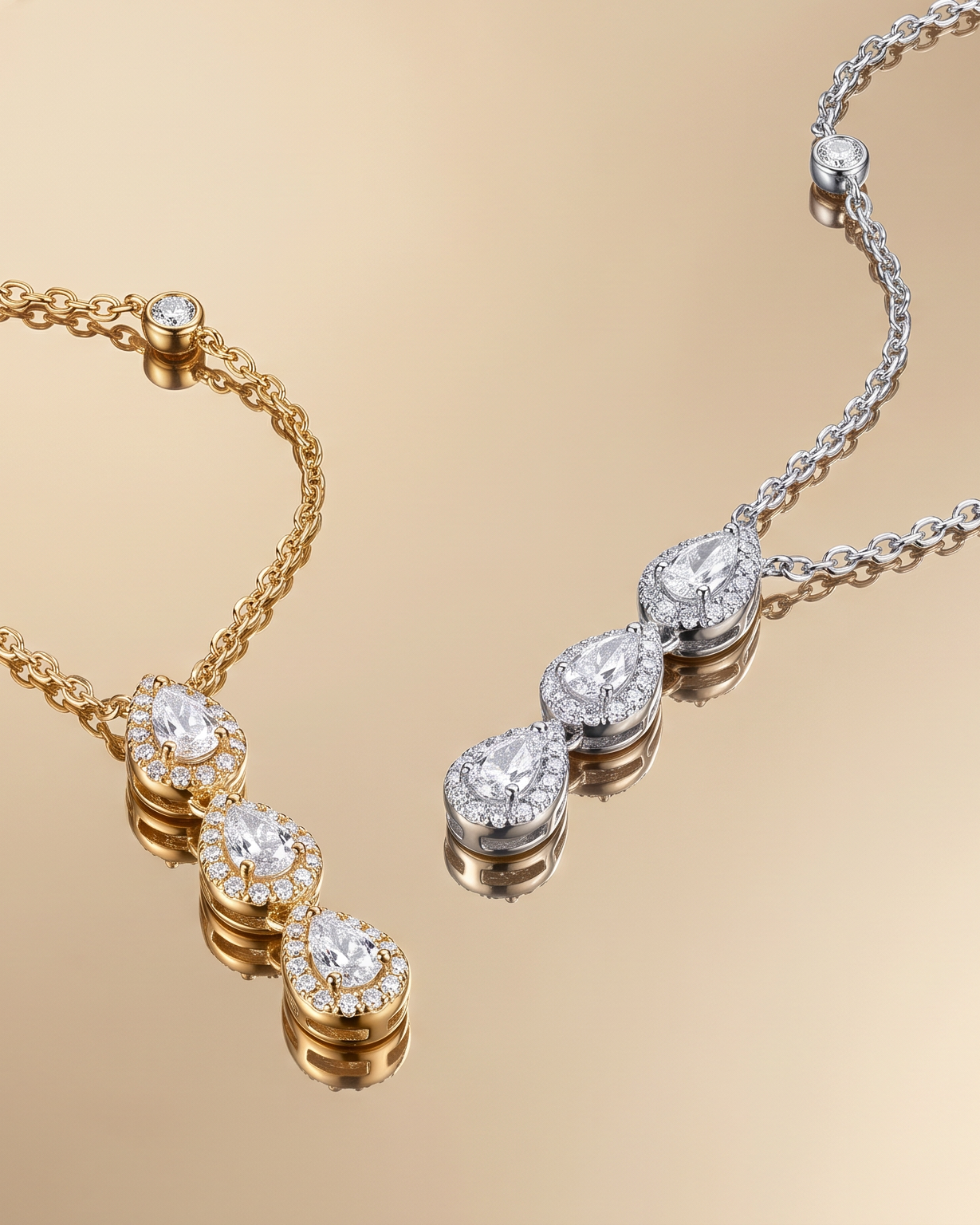 Collier « 3 Poires Sweet Pear » en argent 925 doré à l’or fin, orné de trois pierres en zirconium taille poire, chaîne de 38 cm (+ 8 cm réglable), finition polie brillante.