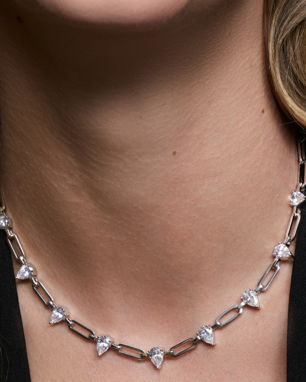 Collier chaîne Pear Glow blanc en argent 925 rhodié, chaînes fines ornées de zirconiums taille poire délicats, design lumineux et élégant qui sublime le décolleté.