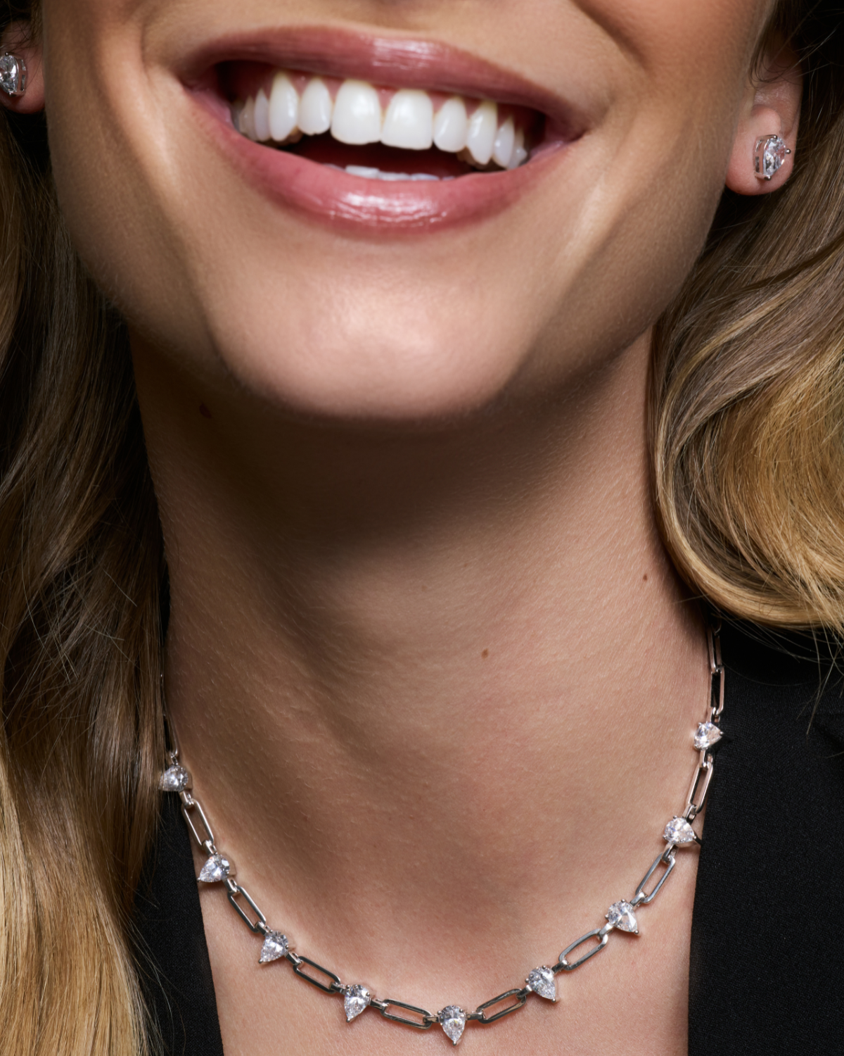 Collier chaîne Pear Glow blanc en argent 925 rhodié, chaînes fines ornées de zirconiums taille poire délicats, design lumineux et élégant qui sublime le décolleté.