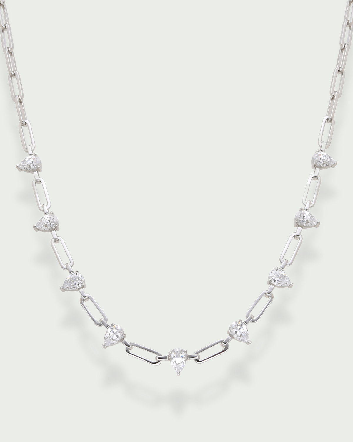 Collier chaîne Pear Glow blanc en argent 925 rhodié, chaînes fines ornées de zirconiums taille poire délicats, design lumineux et élégant qui sublime le décolleté.