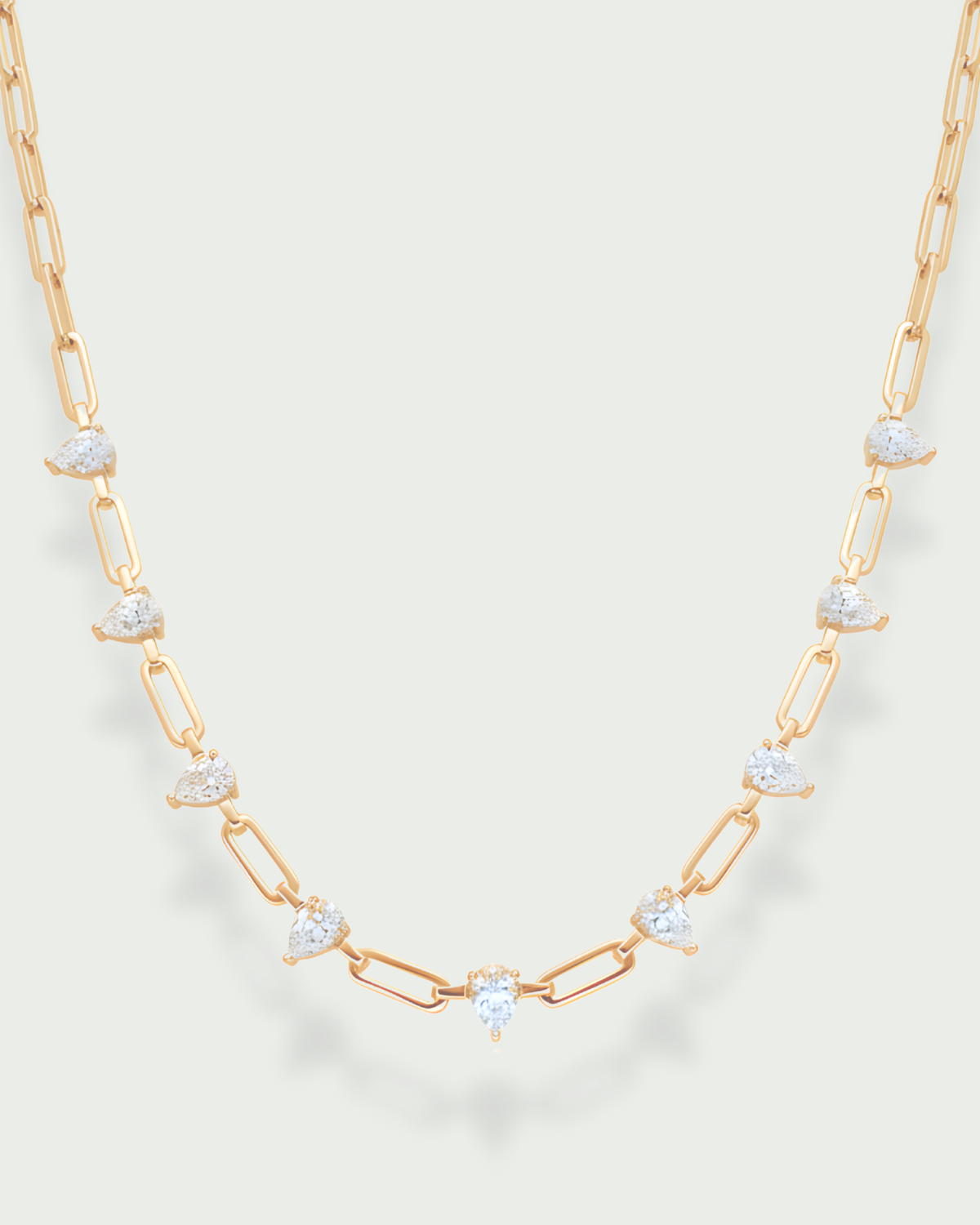Collier chaîne Pear Glow doré en argent 925 plaqué or 18 carats, chaînes fines ornées de zirconiums taille poire délicats, design lumineux et élégant qui sublime le décolleté.