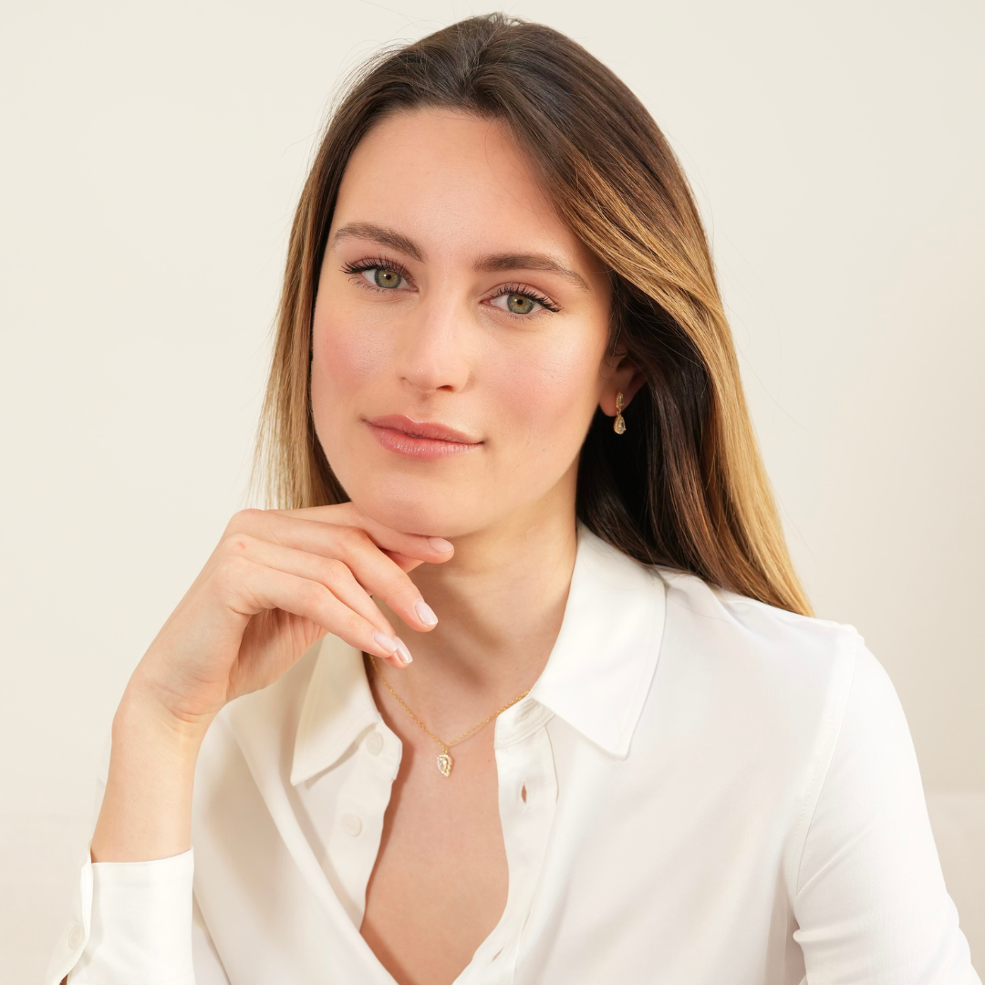 Colliers « Besties » en argent 925 doré à l’or fin 18 carats, deux moitiés de cœur pavées de zirconiums montées sur deux chaînes fines assorties, finition polie brillante. 1 côté Porté par Lou-Ann