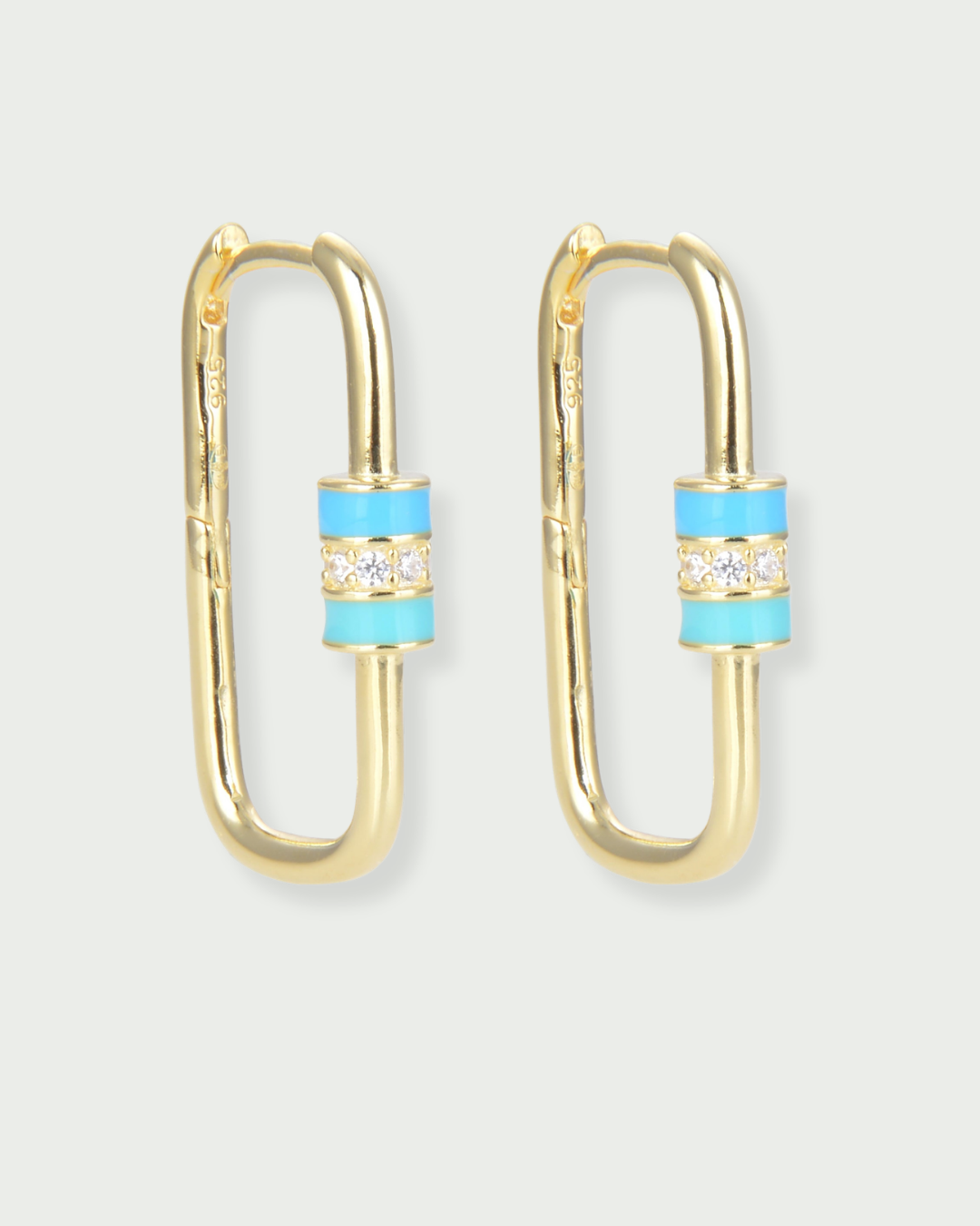 Boucles « Ancrage » en argent 925 doré jaune, mousquetons géométriques rehaussés d’un fermoir en émail coloré, polissage haute brillance.