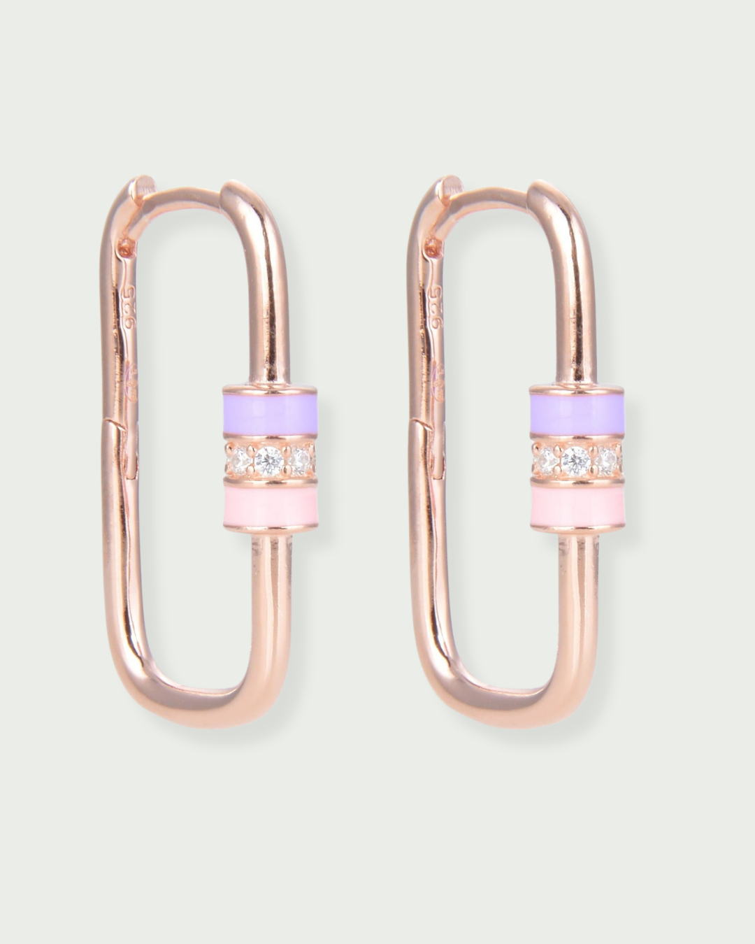 Boucles « Ancrage » en argent 925 doré rose, mousquetons géométriques rehaussés d’un fermoir en émail coloré, polissage haute brillance.