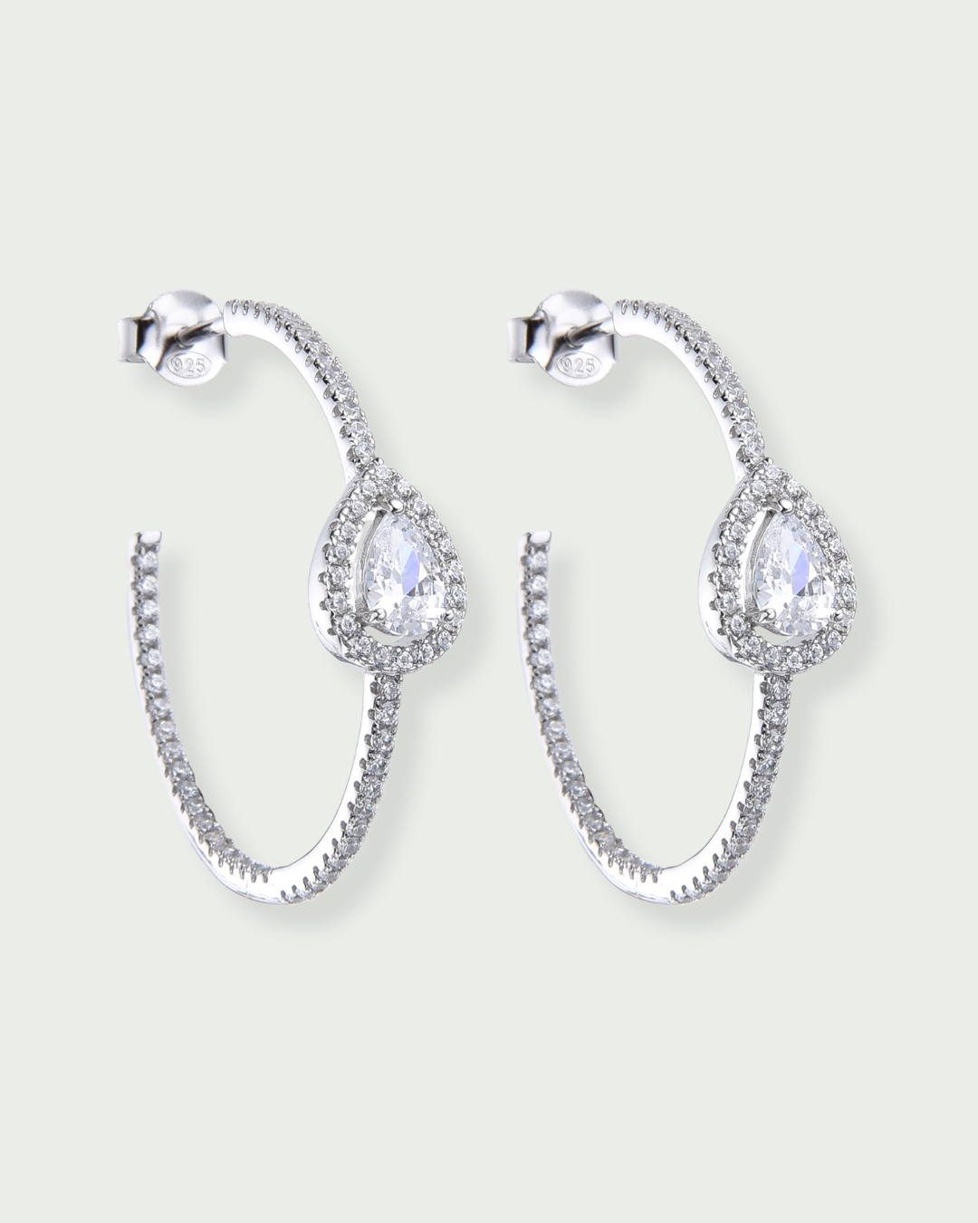 Boucles d’oreilles « Créoles Gala » en argent 925 rhodié, cercle stylisé orné d’un zirconium en forme de poire, finition polie brillante.