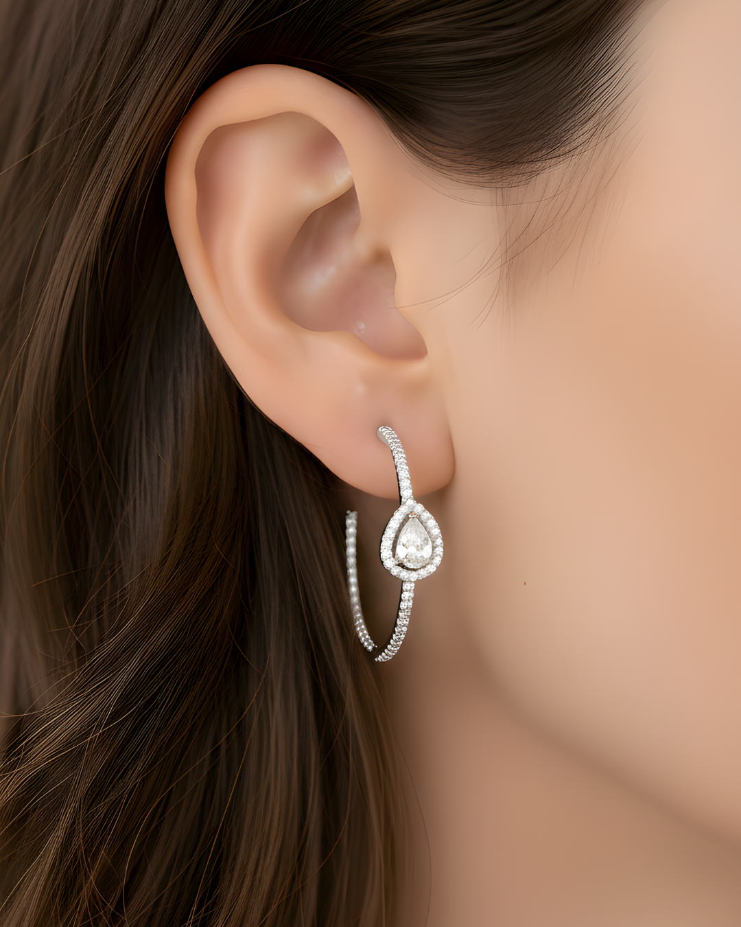 Boucles d’oreilles « Créoles Gala » en argent 925 rhodié, cercle stylisé orné d’un zirconium en forme de poire, finition polie brillante.