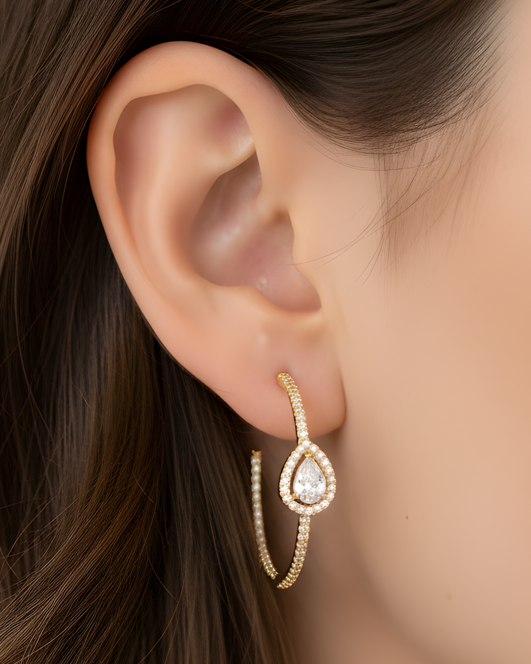 Boucles d’oreilles « Créoles Gala » en argent 925 doré à l’or jaune 18 carats, créoles stylisées au design élégant, zirconiums blancs sertis, finition polie brillante.