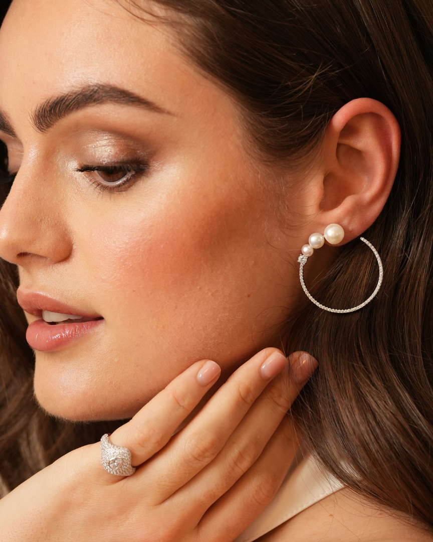 Créoles Perle – Blanc en argent 925 rhodié, créoles délicates ornées de perles lumineuses, finition polie brillante résistante à l’oxydation, fermoir sécurisé, élégance pure et intemporelle.