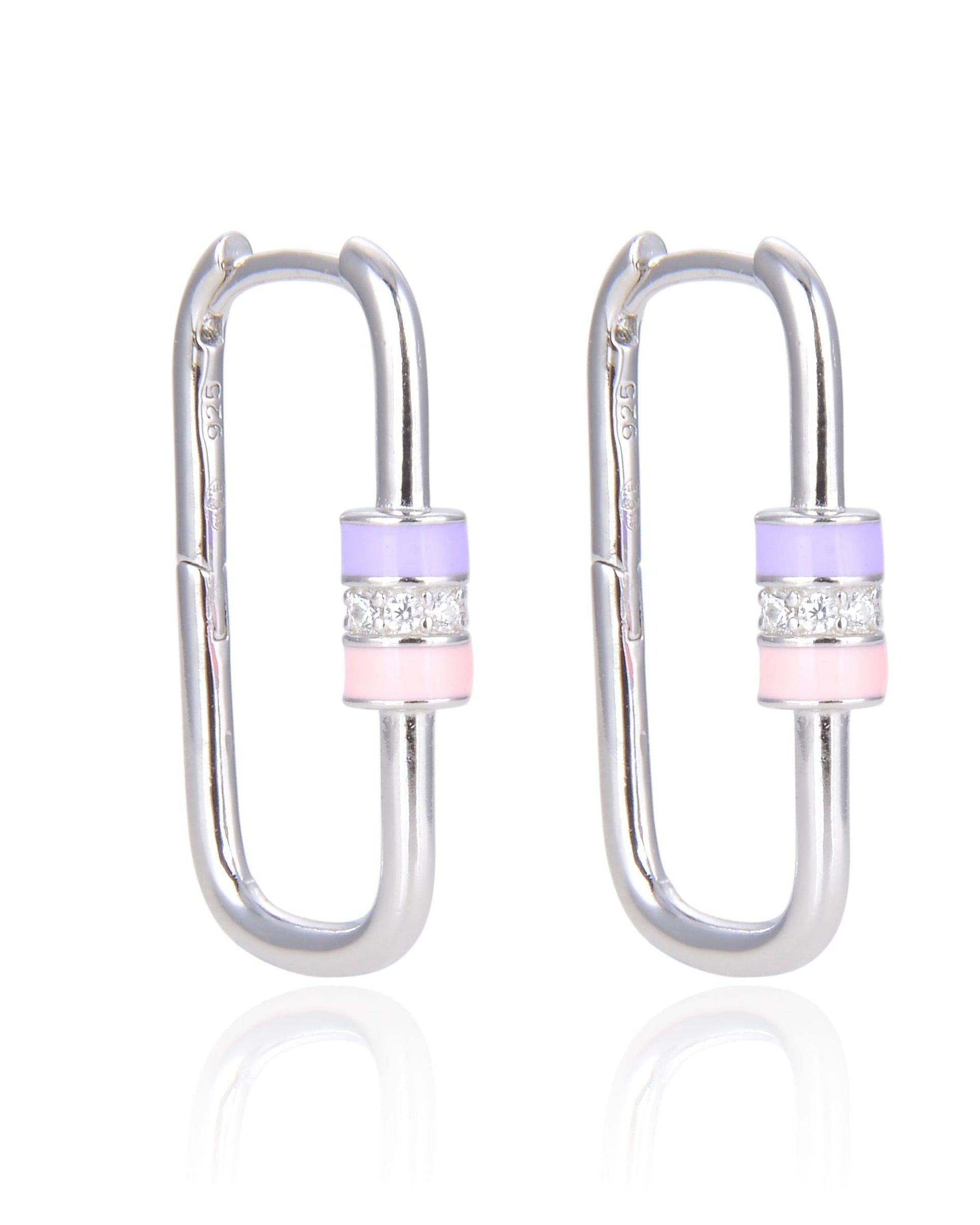 Boucles « Ancrage » en argent 925 doré rose, mousquetons géométriques rehaussés d’un fermoir en émail coloré, polissage haute brillance.