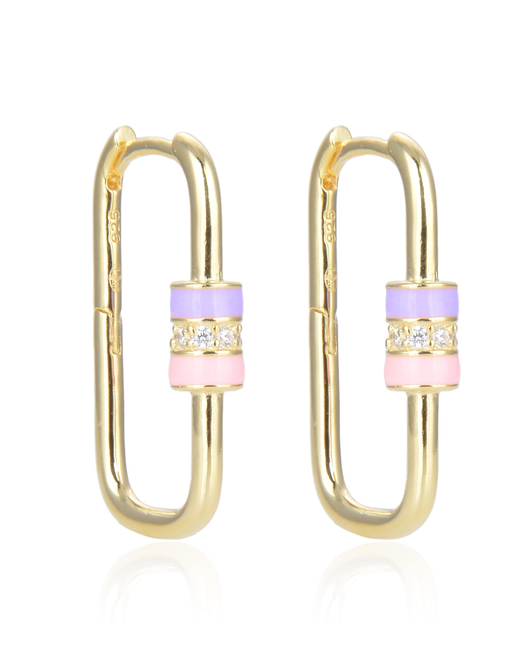 Boucles « Ancrage » en argent 925 doré jaune, mousquetons géométriques rehaussés d’un fermoir en émail coloré, polissage haute brillance.