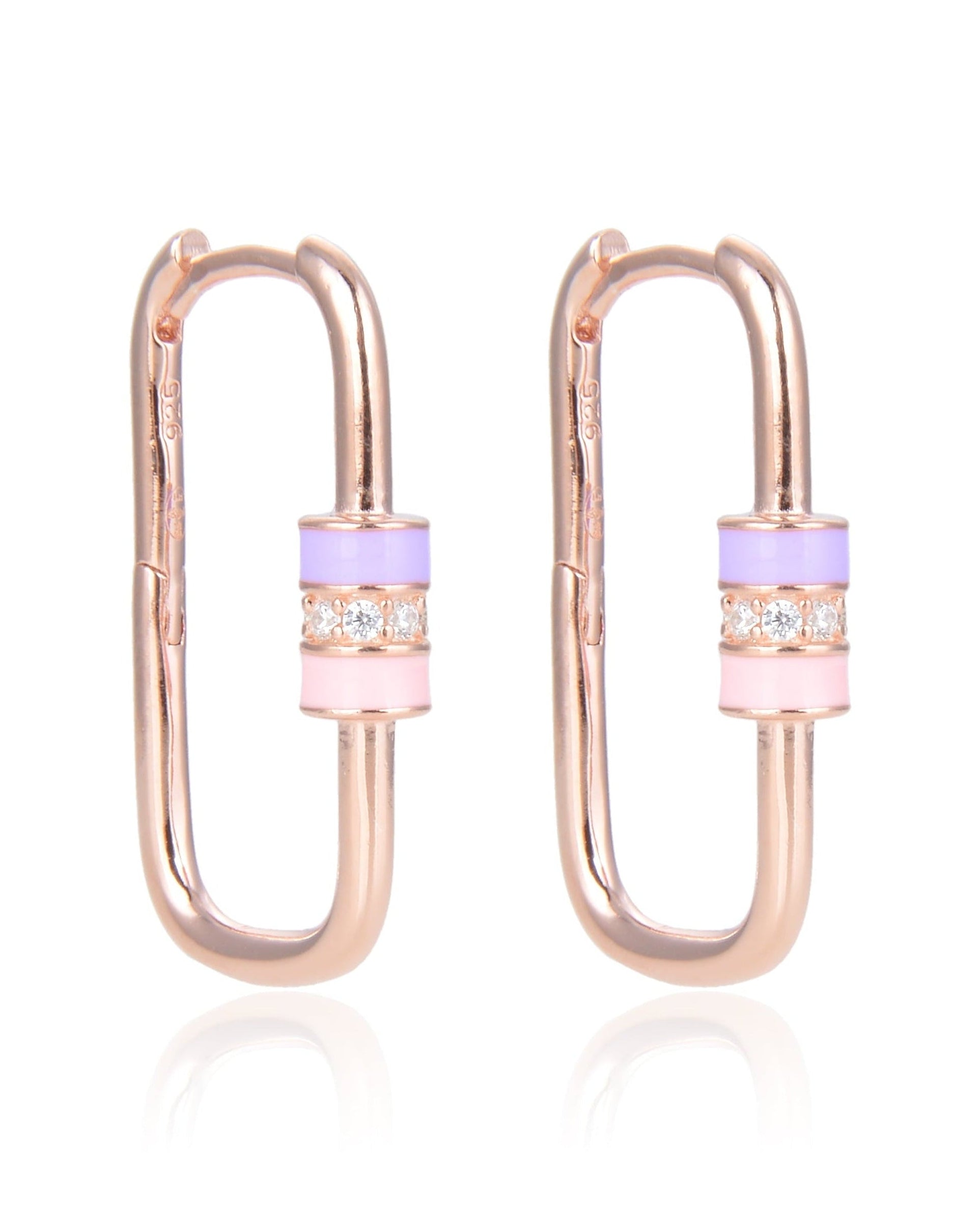 Boucles « Ancrage » en argent 925 doré rose, mousquetons géométriques rehaussés d’un fermoir en émail coloré, polissage haute brillance.