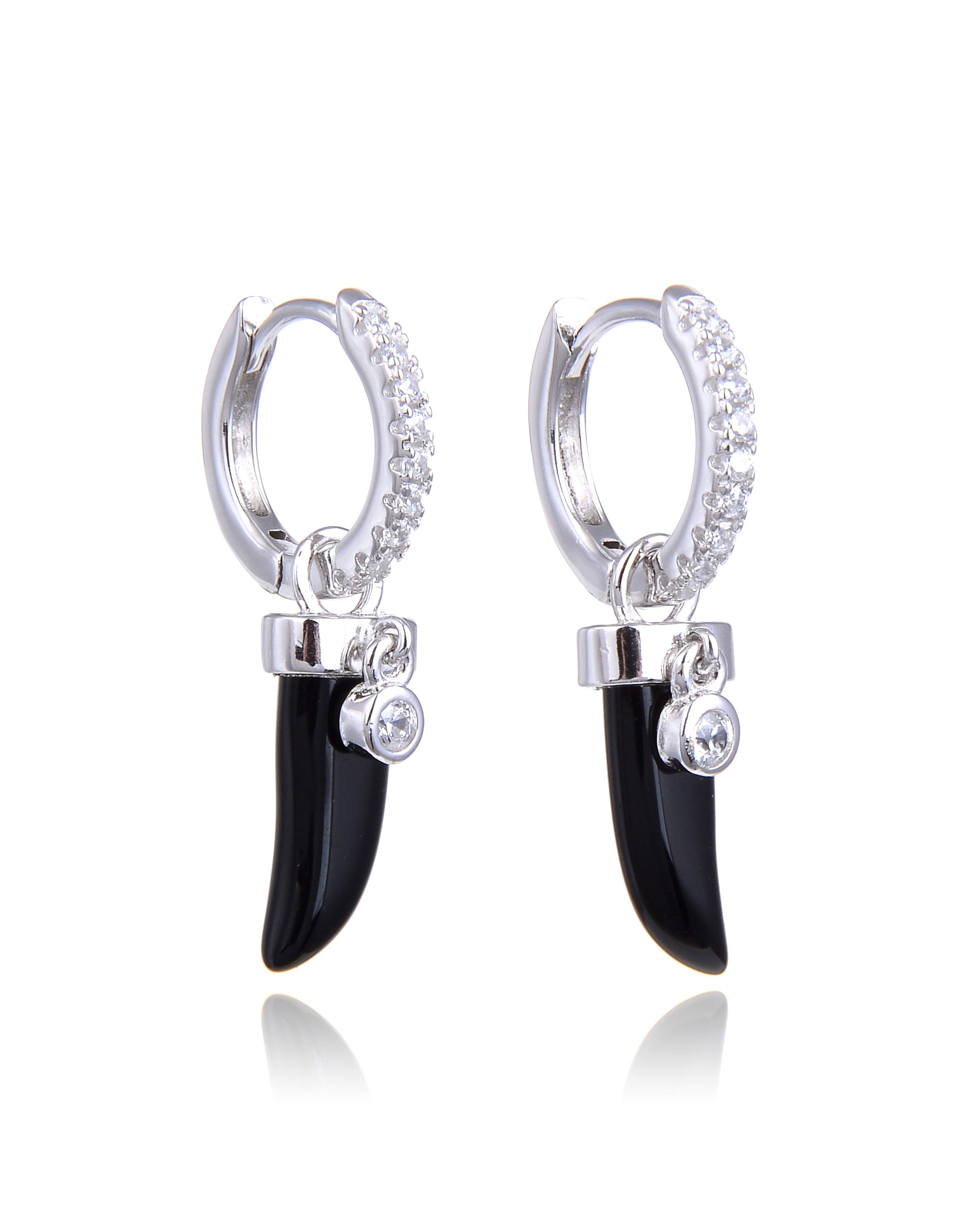 Boucles d’oreilles en argent 925 rhodié, créoles serties avec pendentif corne en onyx, polissage haute brillance.