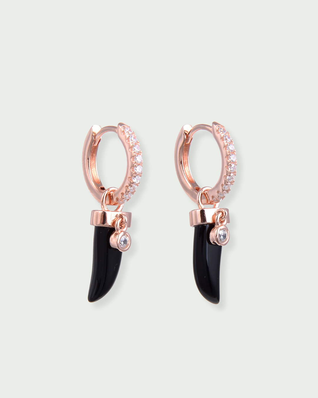 Boucles d’oreilles en argent 925 doré à l’or rose, créoles serties avec pendentif corne en onyx, polissage haute brillance.