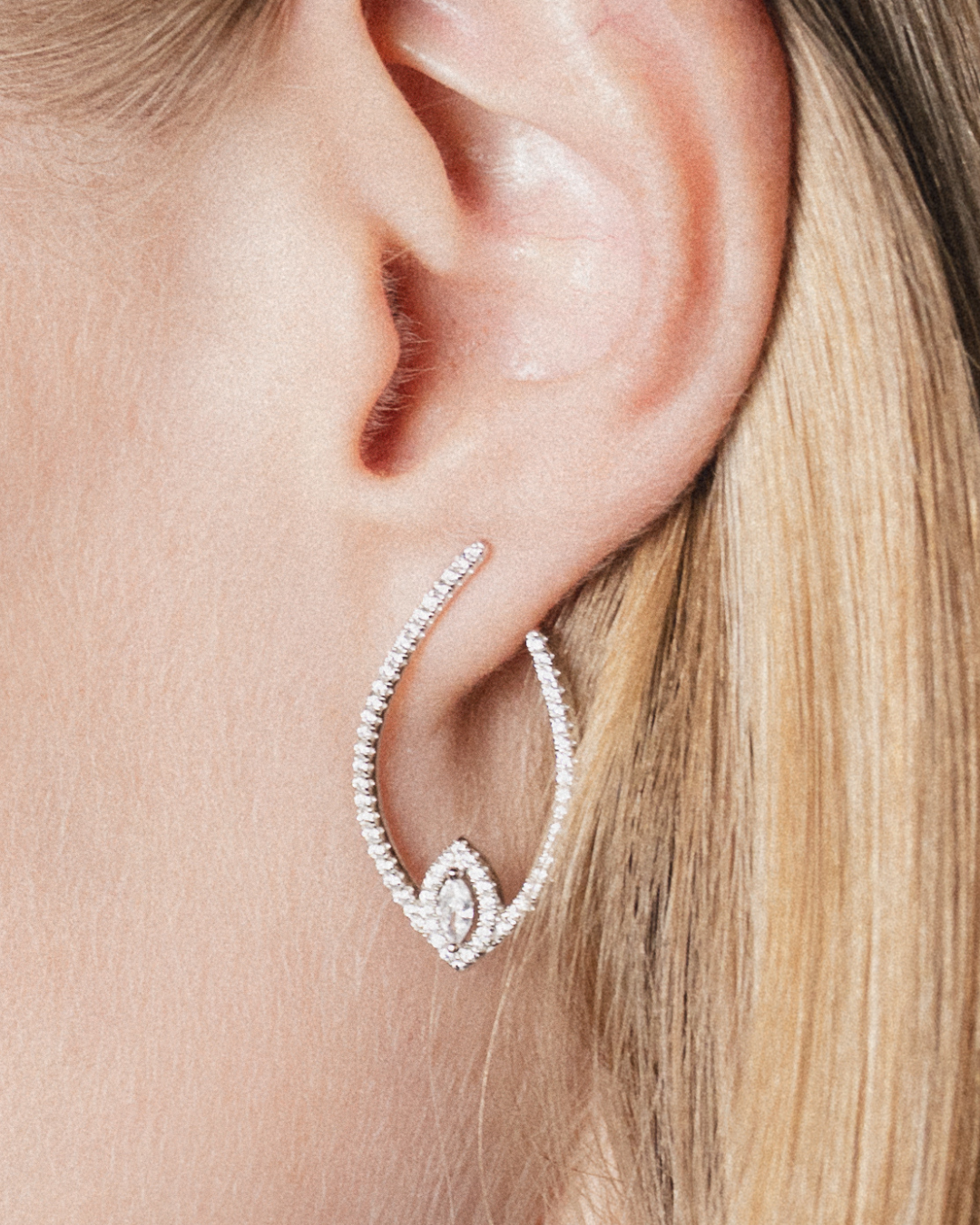 Boucles d’oreilles créoles « Goutte Fleur de Vie » en argent 925 rhodié, forme goutte revisitée avec motif floral en zirconiums taille marquise, finition polie brillante.