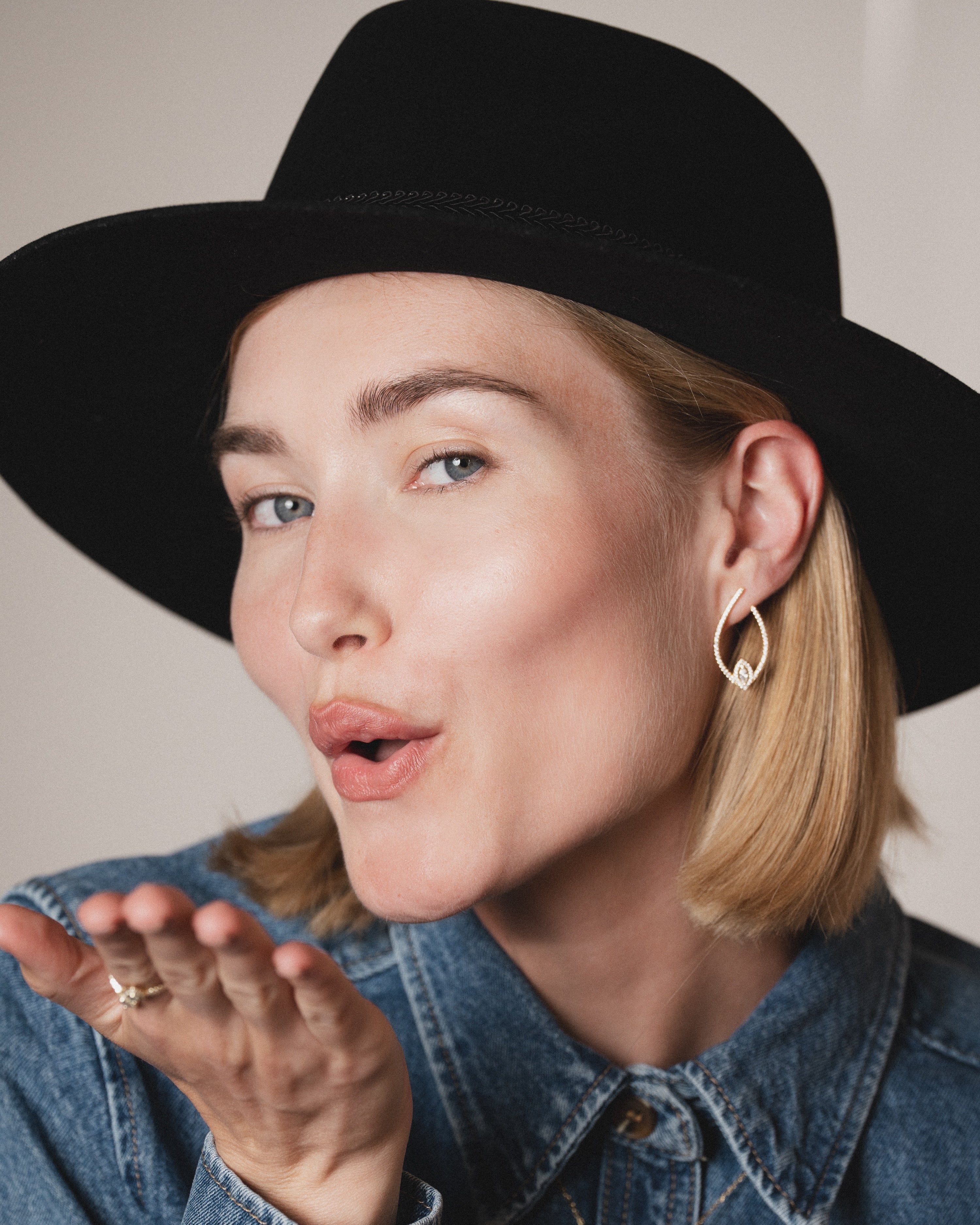 Boucles d’oreilles créoles « Goutte Fleur de Vie » en argent 925 doré à l’or jaune 18 carats, forme goutte revisitée avec une pierre taille marquise sublimée par un sertissage de zirconiums, finition polie brillante.