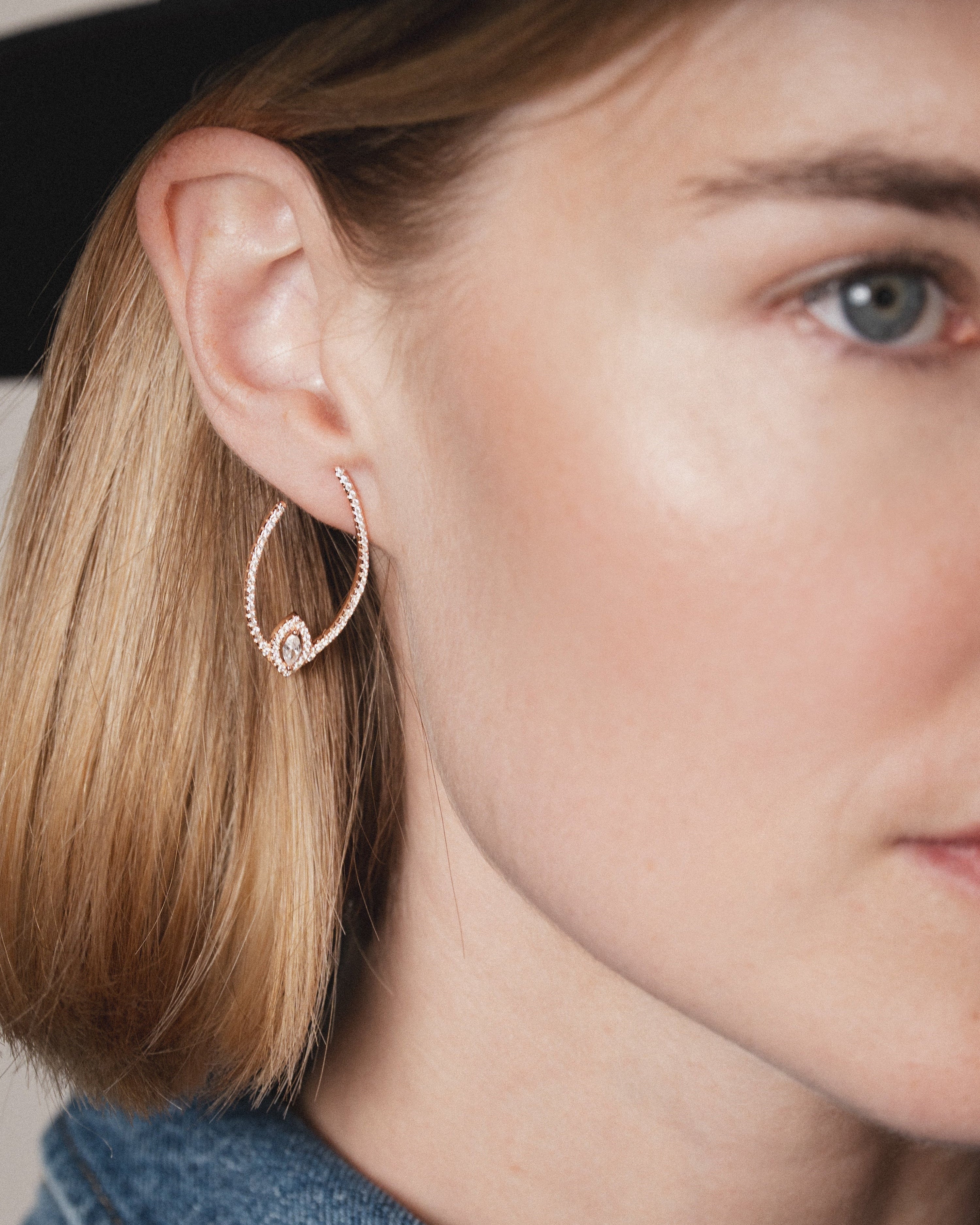 Boucles d’oreilles créoles « Goutte Fleur de Vie » en argent 925 doré à l’or rose 18 carats, forme goutte revisitée avec un motif floral en zirconiums taille marquise, finition polie brillante.