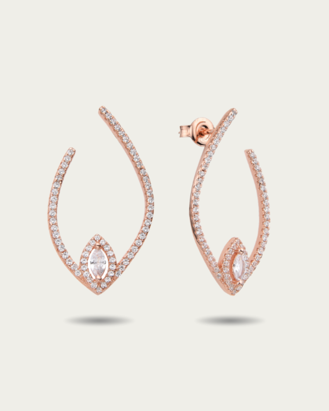 Boucles d’oreilles créoles « Goutte Fleur de Vie » en argent 925 doré à l’or rose 18 carats, forme goutte revisitée avec un motif floral en zirconiums taille marquise, finition polie brillante.