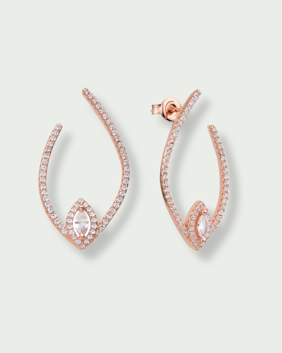 Boucles d’oreilles créoles « Goutte Fleur de Vie » en argent 925 doré à l’or rose 18 carats, forme goutte revisitée avec un motif floral en zirconiums taille marquise, finition polie brillante.