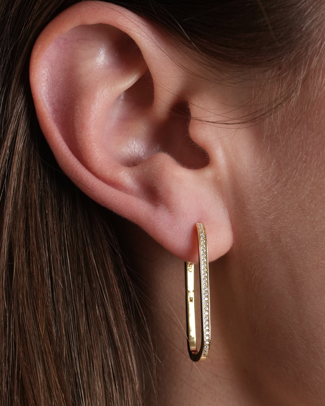 Créoles Longues Intemporel – Doré en argent 925 doré à l’or 18 carats, silhouette élancée et fluide au design épuré, finition lumineuse résistante à l’oxydation, fermoir sécurisé, imaginées pour allonger le port de tête et illuminer le visage d’un éclat solaire et intemporel, du quotidien aux moments les plus précieux.