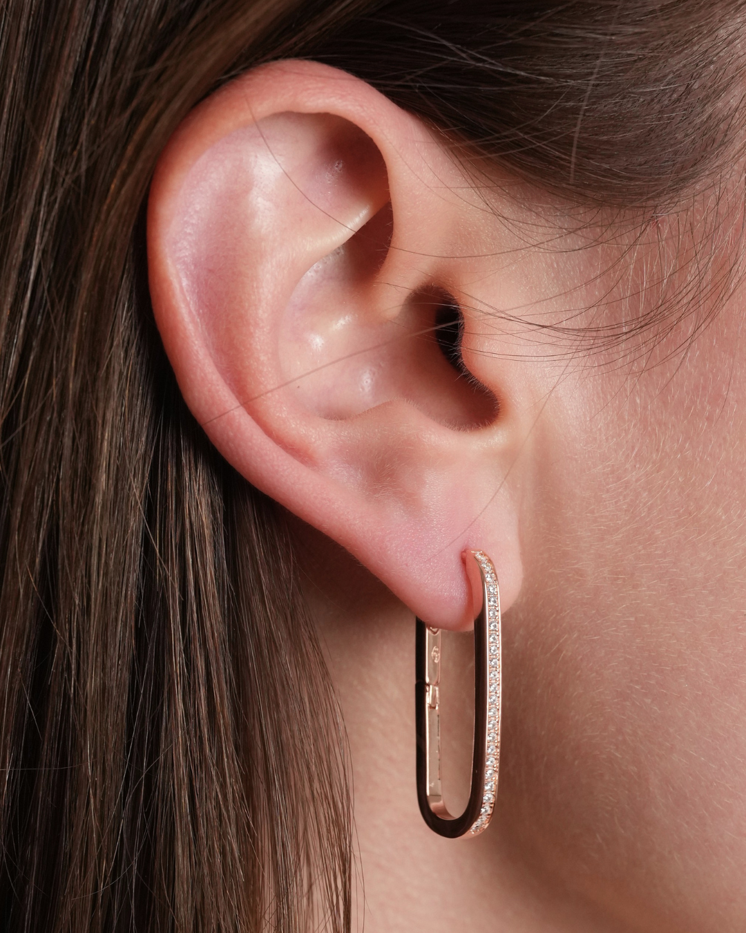Créoles Longues Intemporel – Rose en argent 925 doré à l’or rose 18 carats, silhouette élancée et épurée, finition lumineuse résistante à l’oxydation, fermoir sécurisé, éclat doux et intemporel.