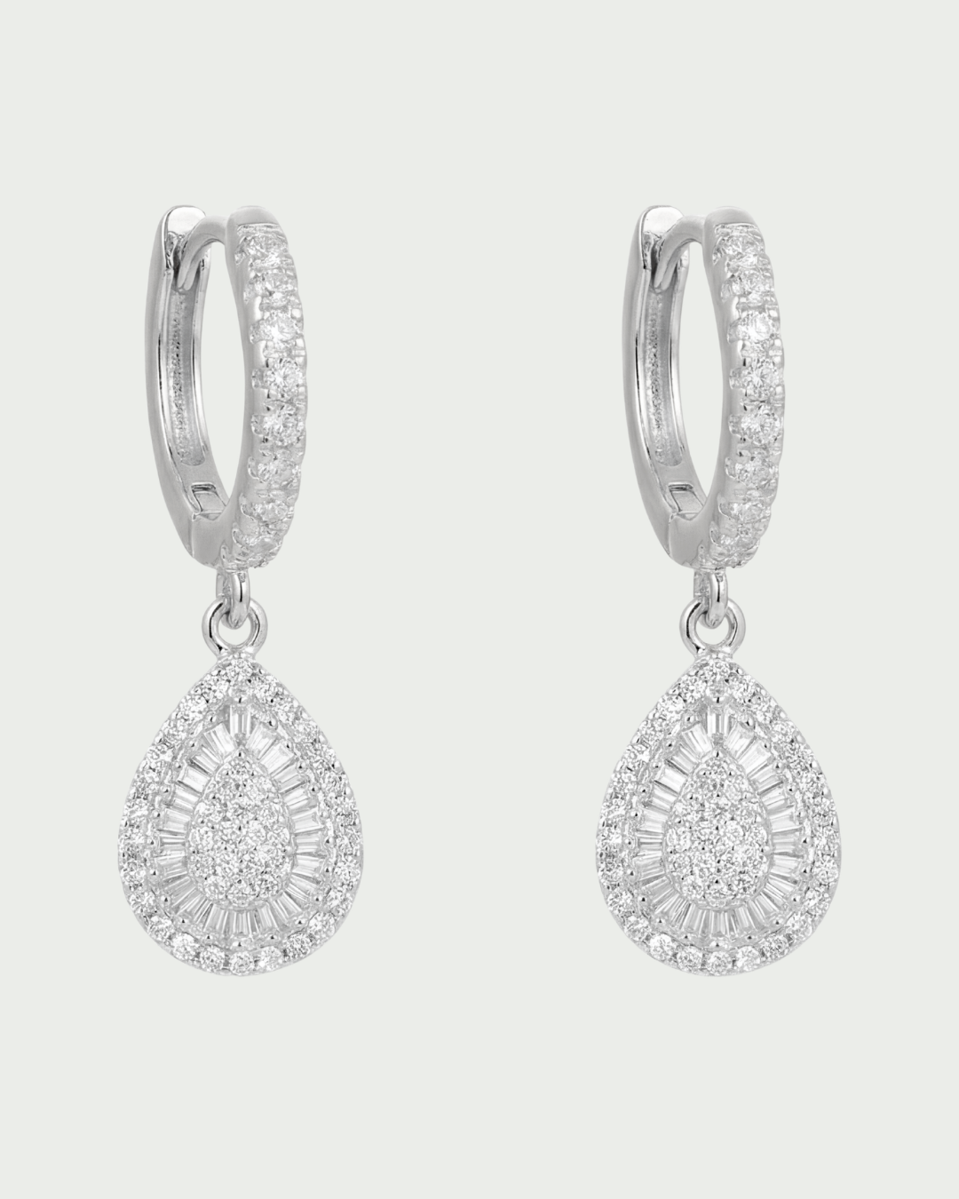 Boucles d’oreilles créoles goutte en argent 925 rhodié, pendentif forme poire pavé de zirconium blanc.