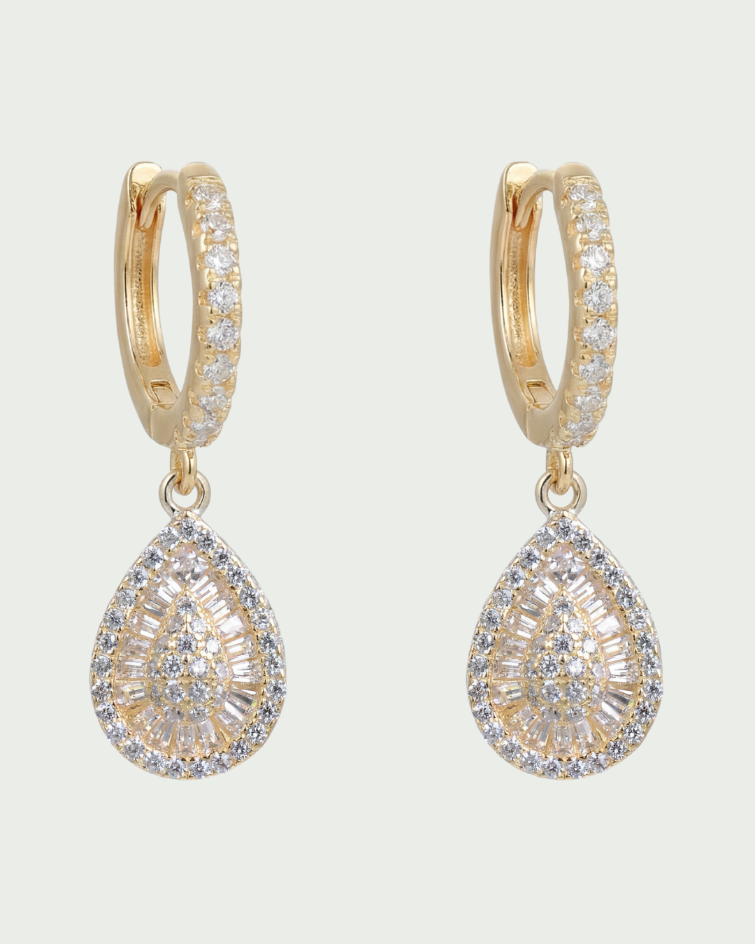 Boucles d’oreilles créoles goutte en argent 925 doré, pendentif forme poire pavé de zirconium blanc.