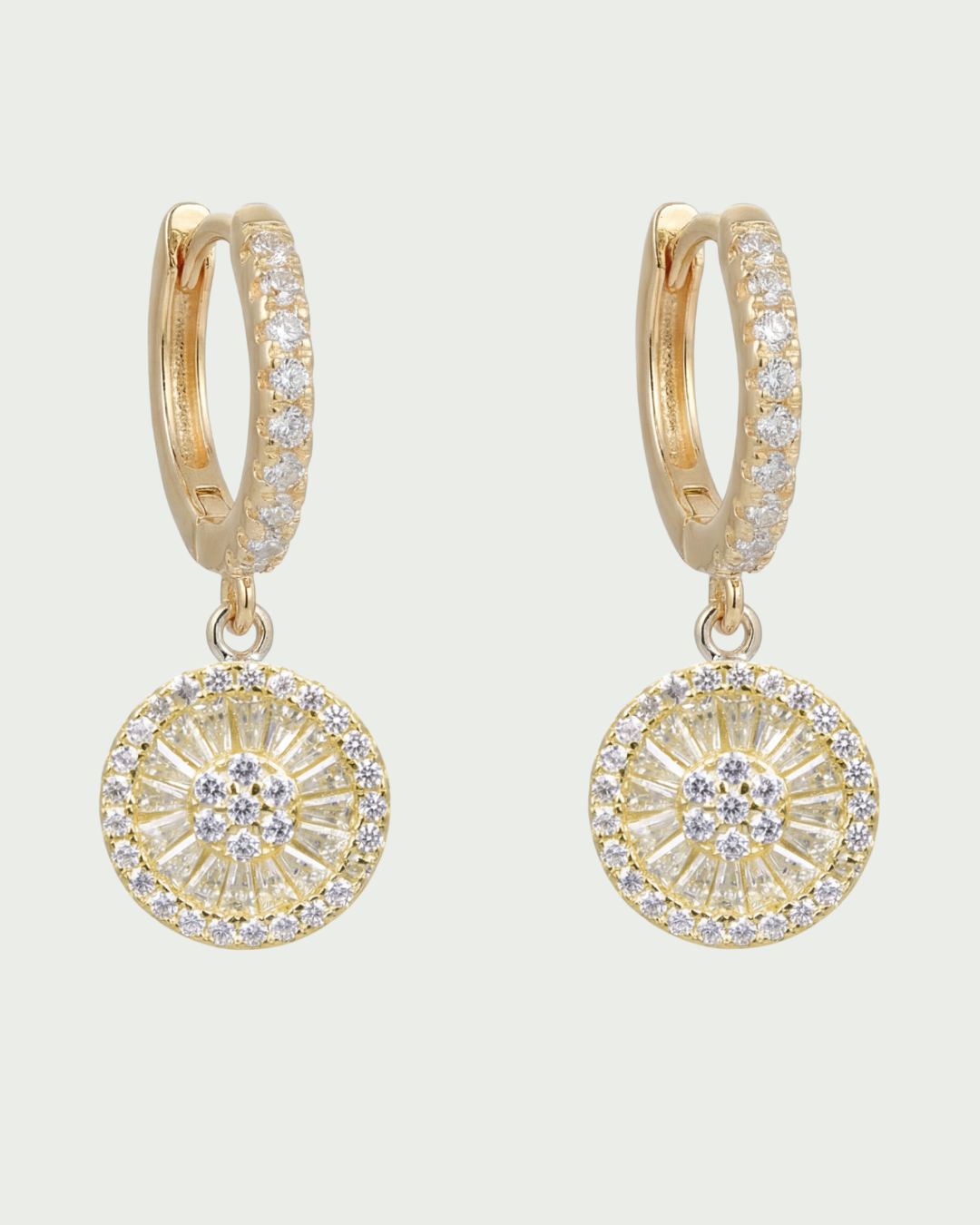 Boucles d’oreilles créoles en argent 925 doré à l’or 18 carats avec pendentif rond pavé de zirconium blanc.